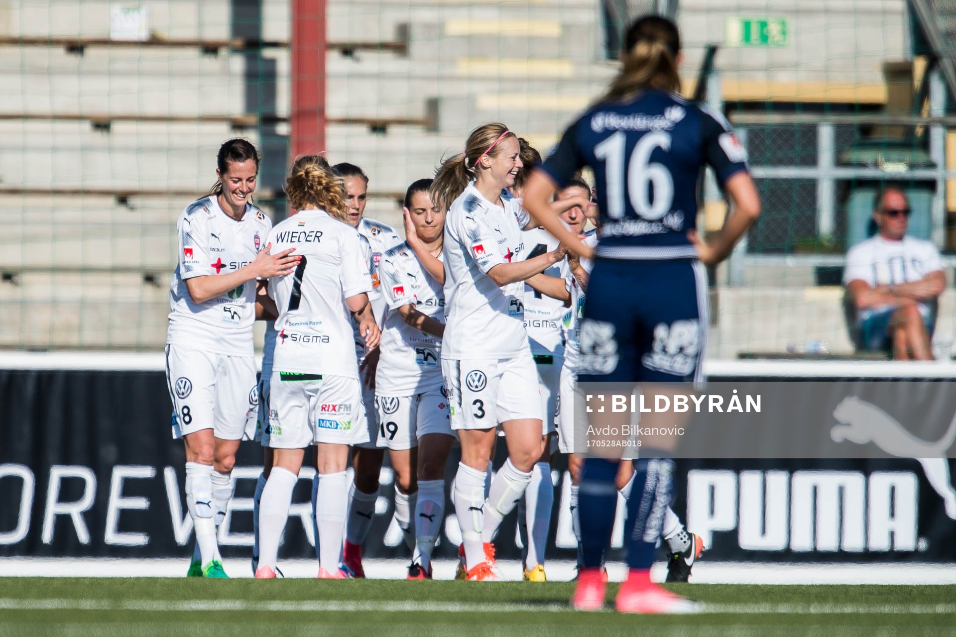 Rosengårds Lieke Martens jublar och i förgrunden