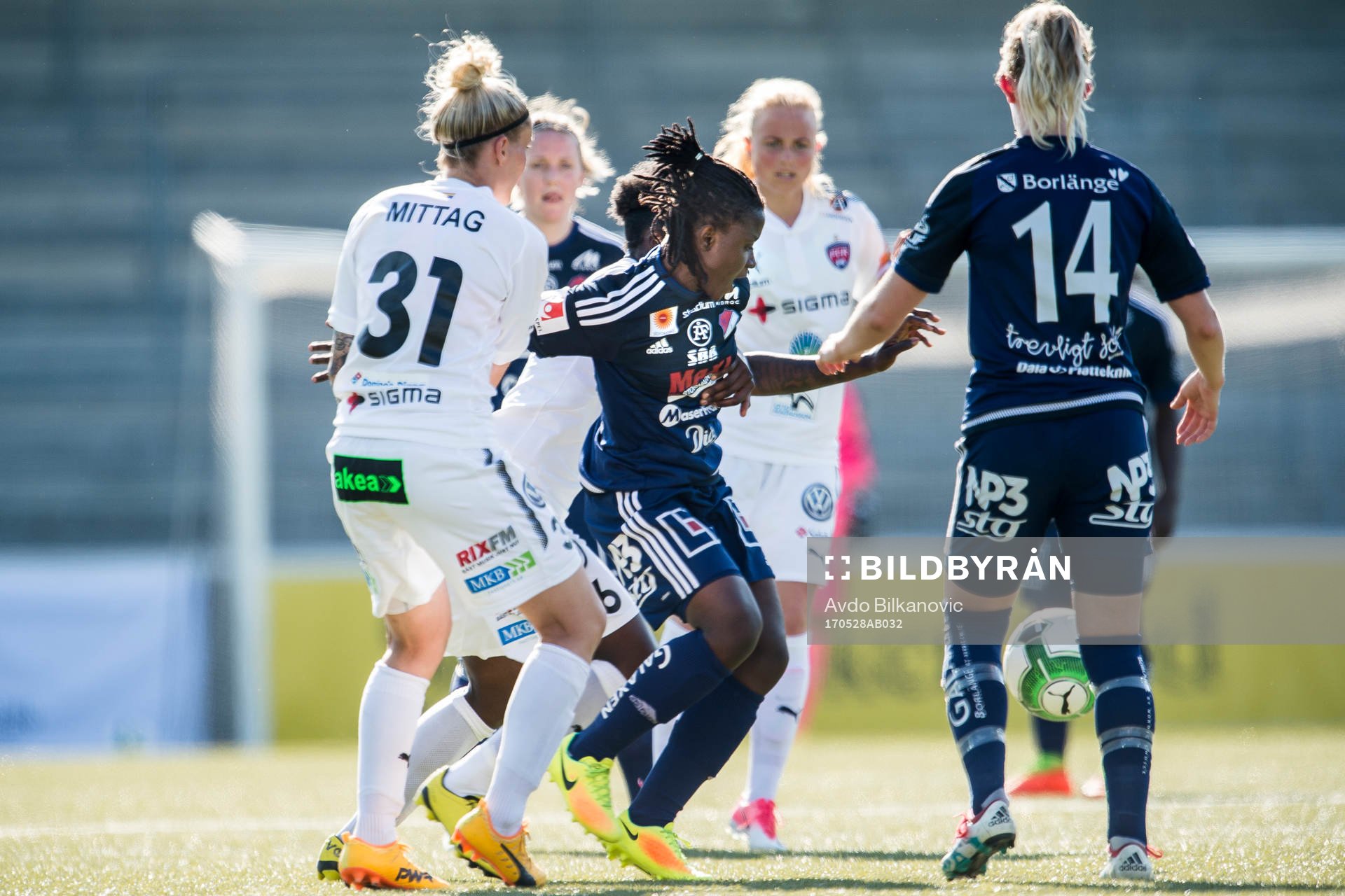 Kvarnsvedens Elisabeth Addo omringad av Rosengårds spelare under Semifinal fotbollsmatchen i Svenska Cupen mellan Rosengård och Kvarnveden den 28 maj 2017 i Malmö.