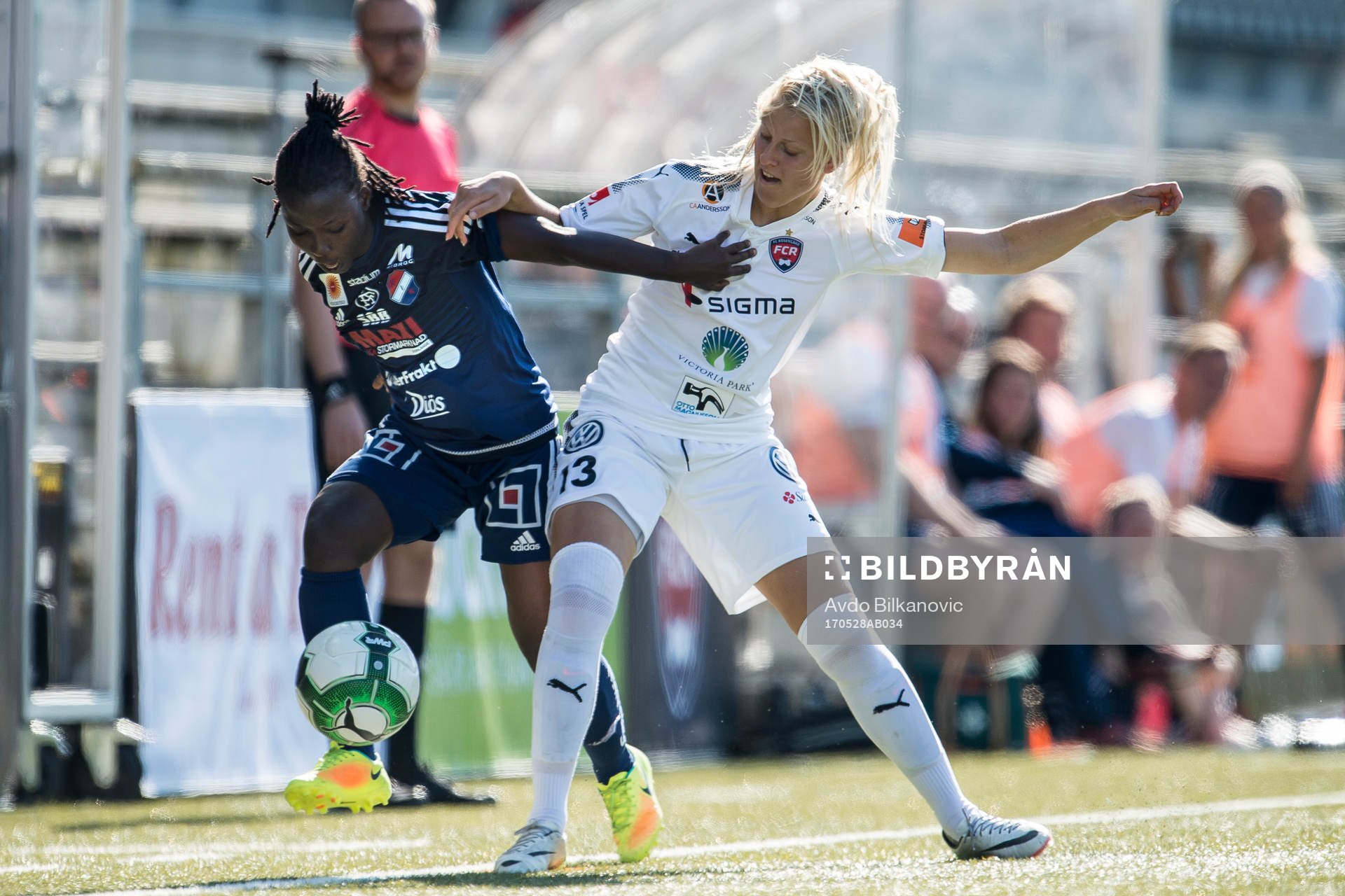 Rosengårds Sophie Sundqvist och Kvarnsvedens Elisabeth Addo under Semifinal fotbollsmatchen i Svenska Cupen mellan Rosengård och Kvarnveden den 28 maj 2017 i Malmö.