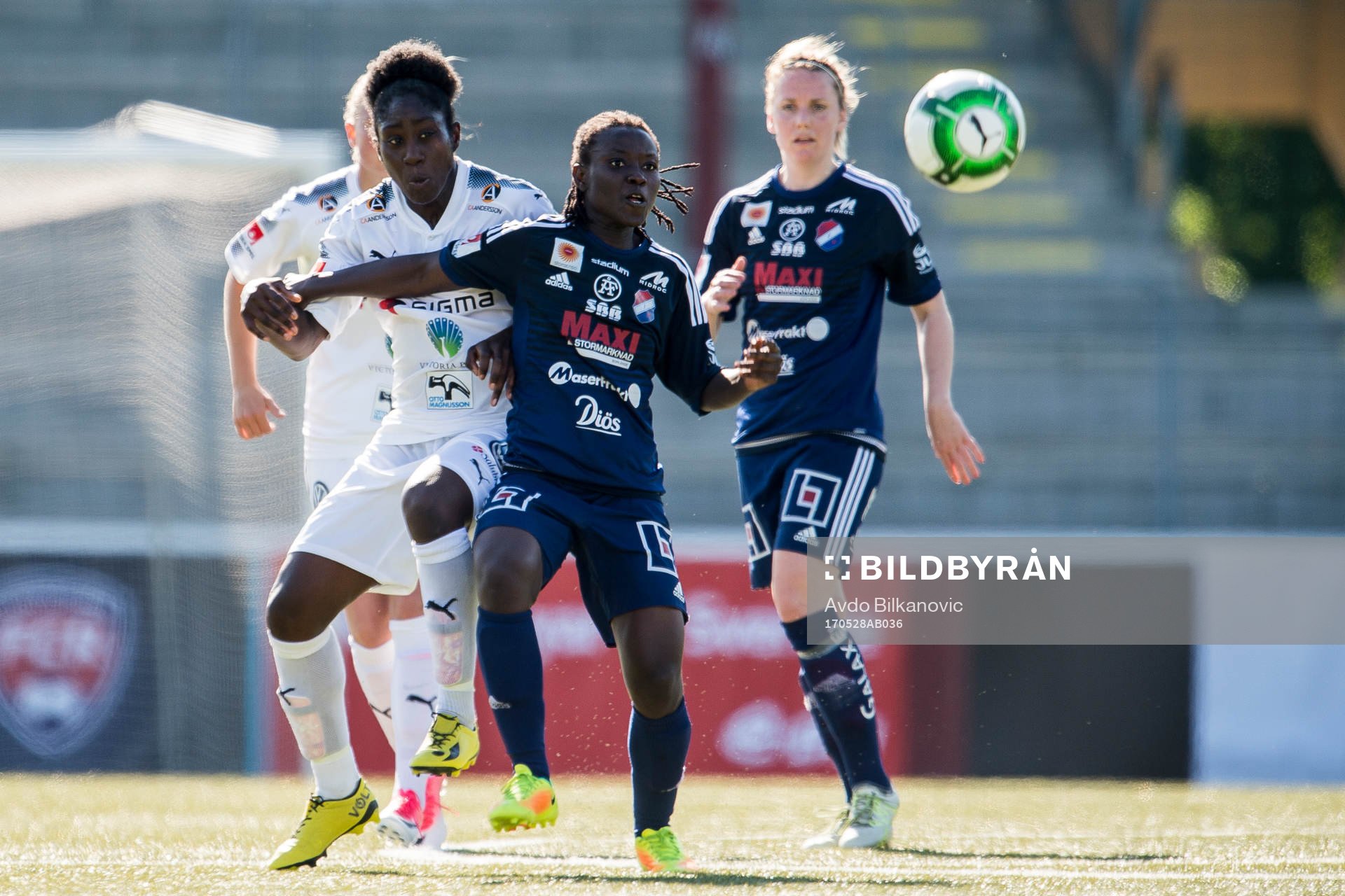 Rosengårds Anita Asante och Kvarnsvedens Elisabeth Addo under Semifinal fotbollsmatchen i Svenska Cupen mellan Rosengård och Kvarnveden den 28 maj 2017 i Malmö.