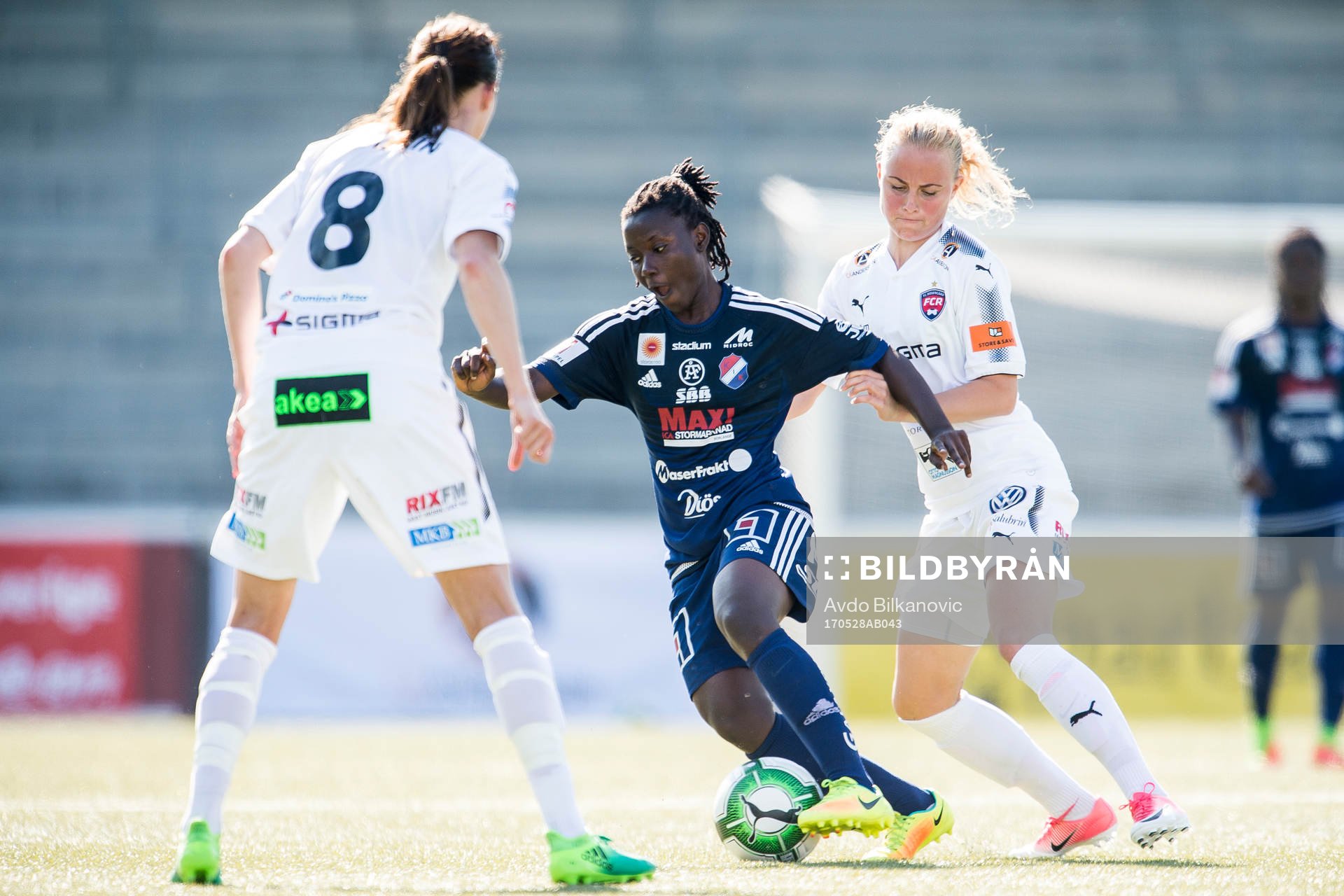 Kvarnsvedens Elisabeth Addo mellan Rosengårds Lotta