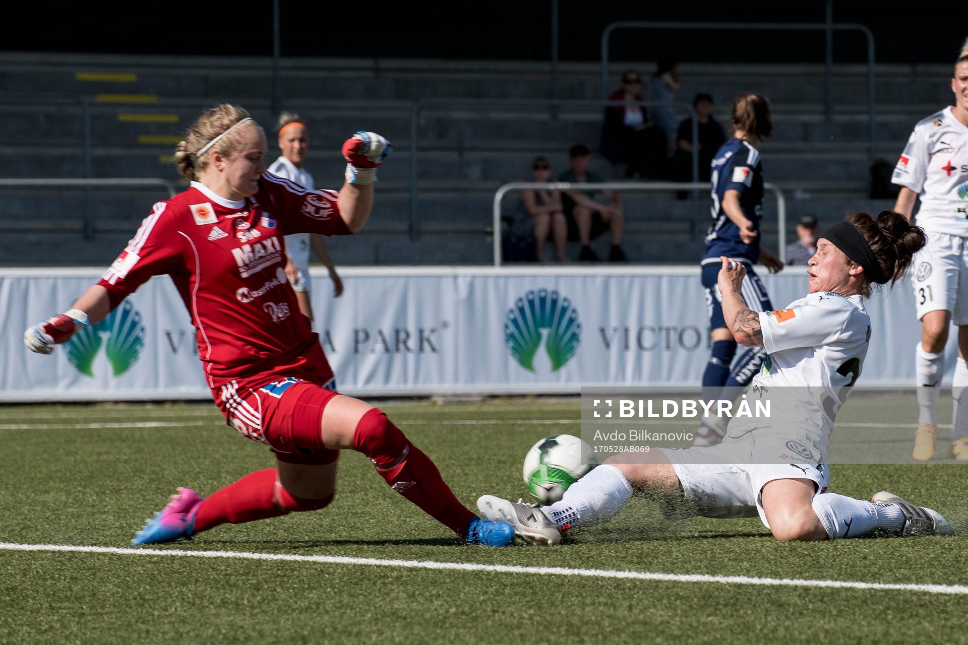 Rosengårds Ella Masar McLeod och Kvarnsvedens målvakt