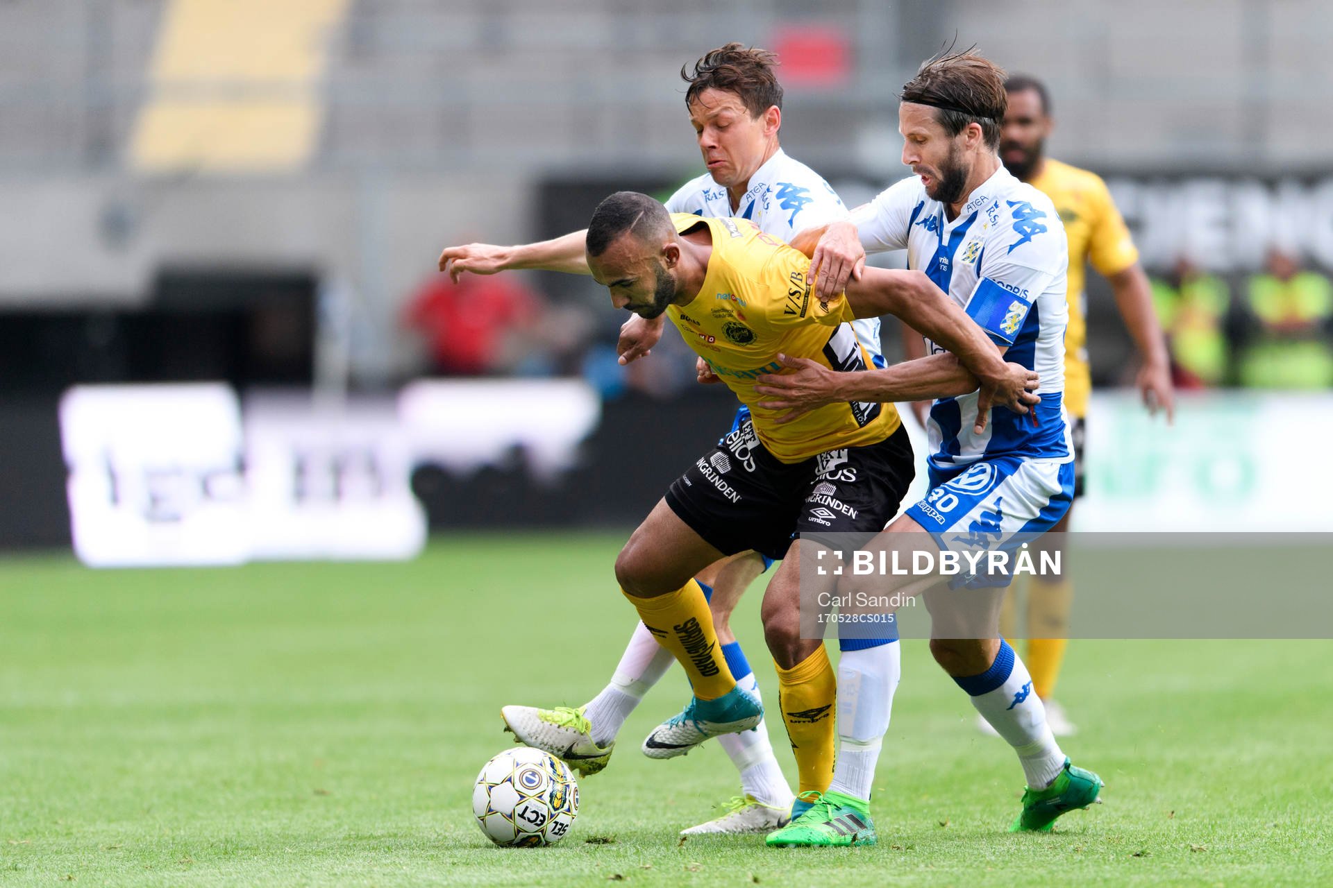 Elfsborgs Issam Jebali i närkamp med IFK Göteborgs Mads Albaek och Mattias Bjärsmyr under fotbollsmatchen i Allsvenskan mellan IFK Göteborg och Elfsborg den 28 maj 2017 i Göteborg.