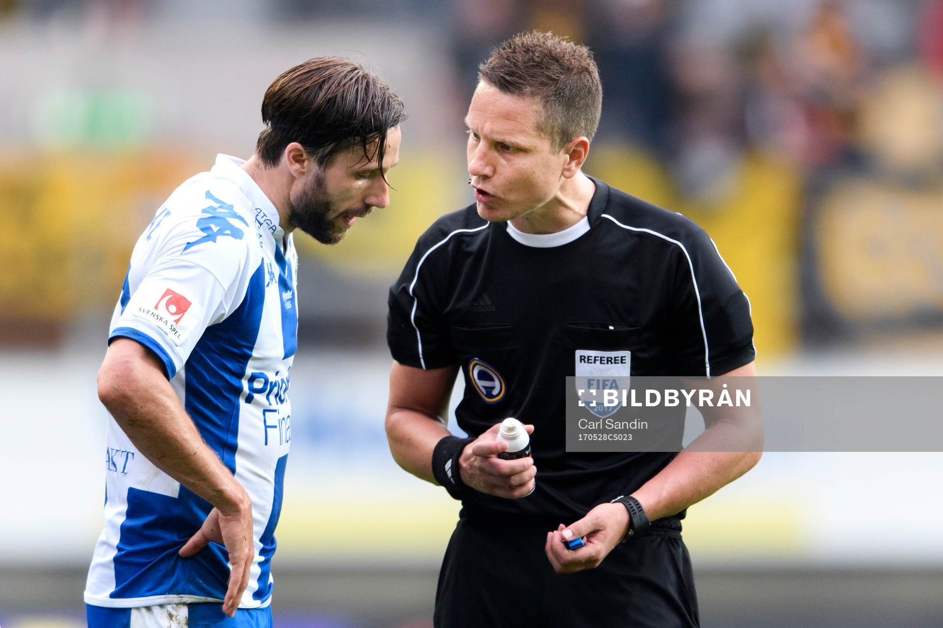 IFK Göteborgs Mattias Bjärsmyr pratar med domare Martin Strömbergsson under fotbollsmatchen i Allsvenskan mellan IFK Göteborg och Elfsborg den 28 maj 2017 i Göteborg.
