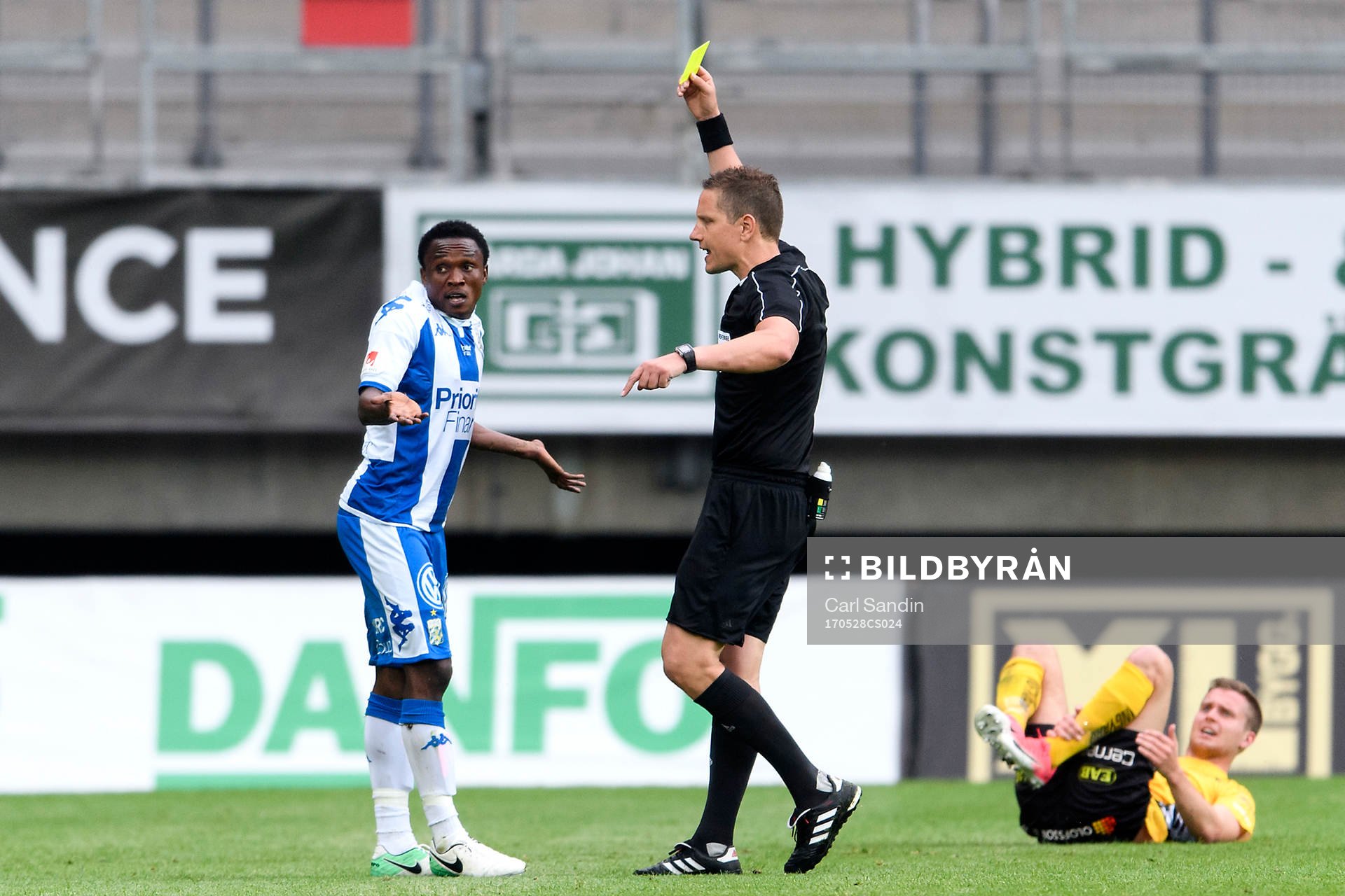 IFK Göteborgs Lawson Sabah får gult kort av domare Martin