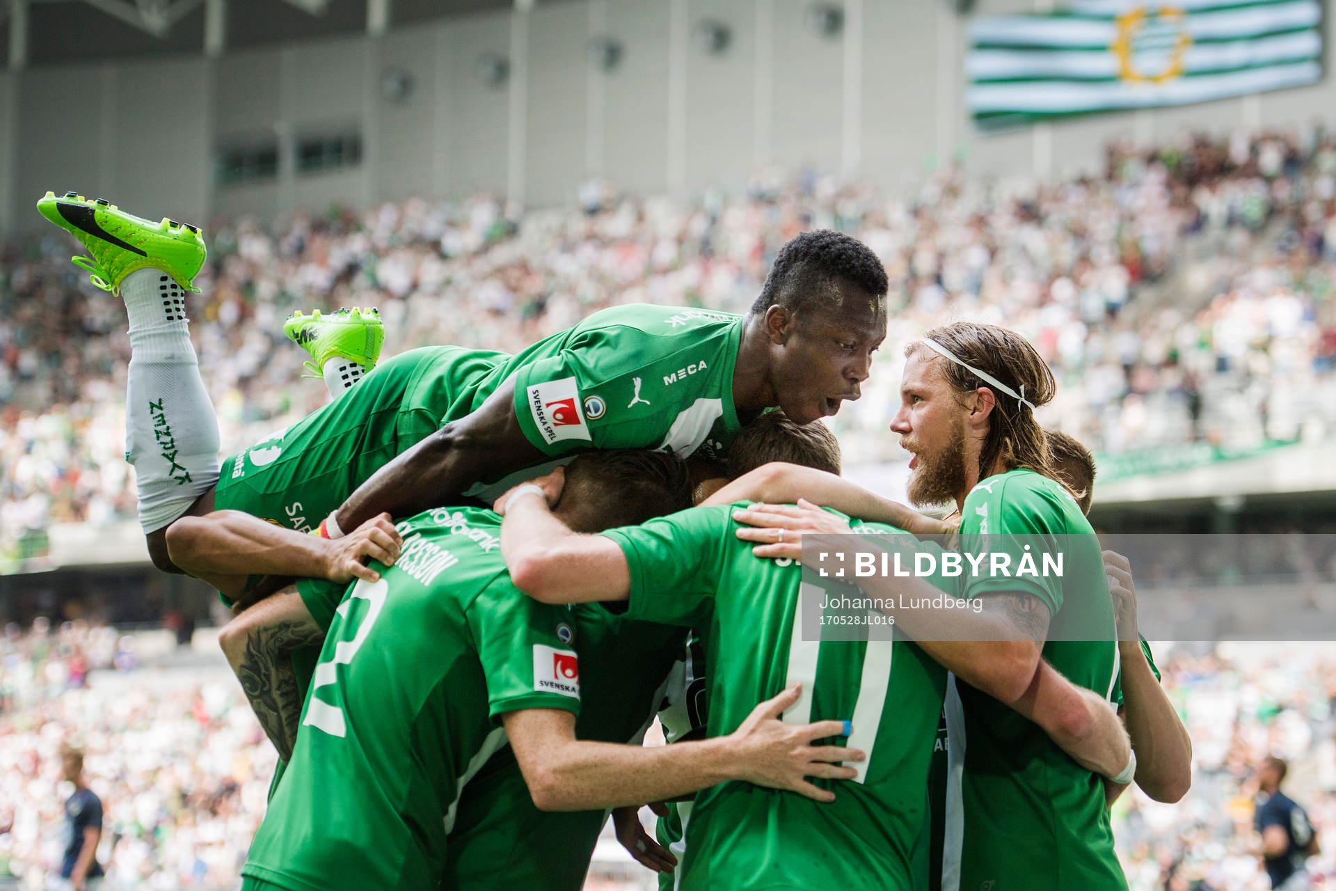 Hammarbys spelare med Joseph Aidoo överst jublar