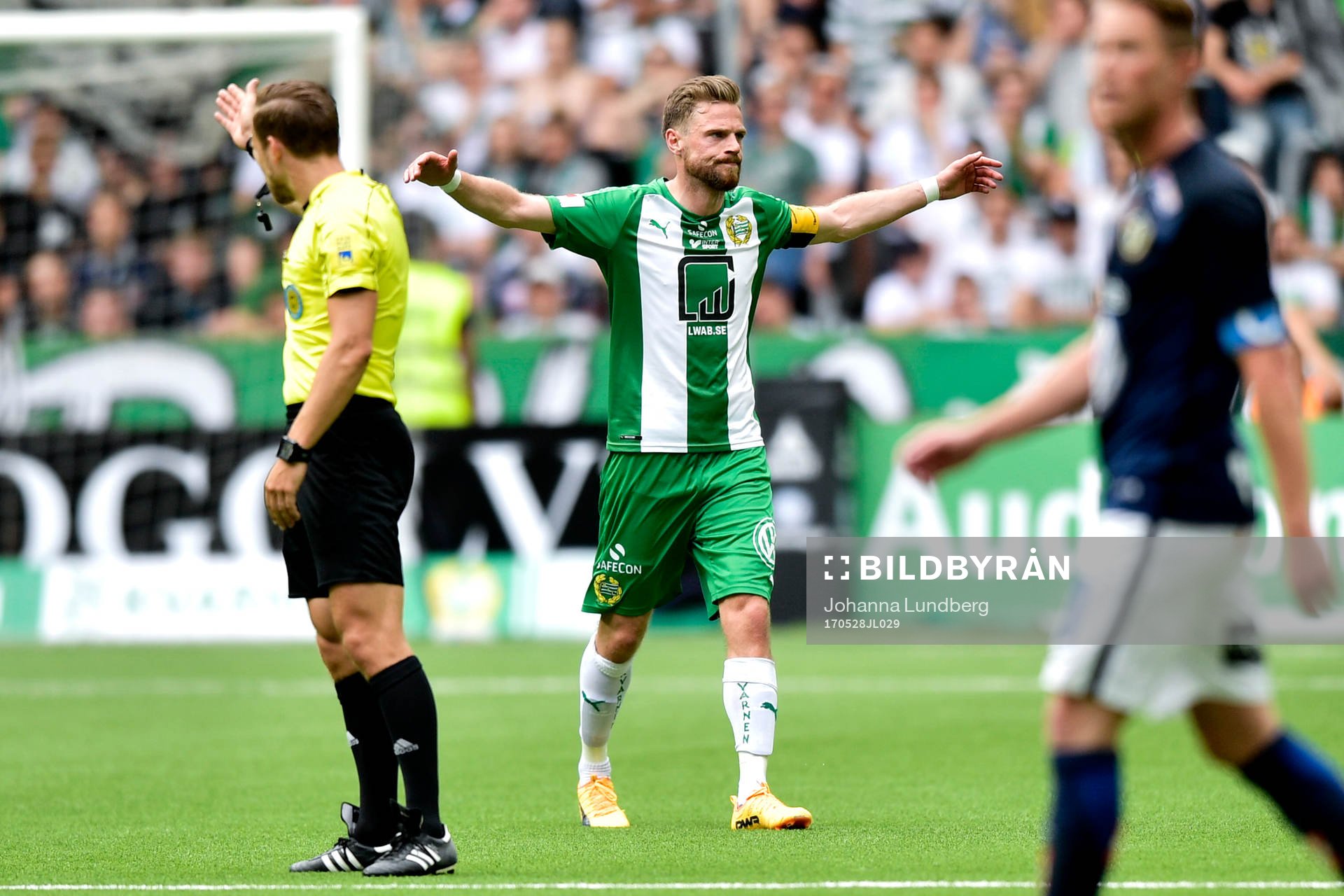 Hammarbys Arnór Smárason är irriterad på domaren