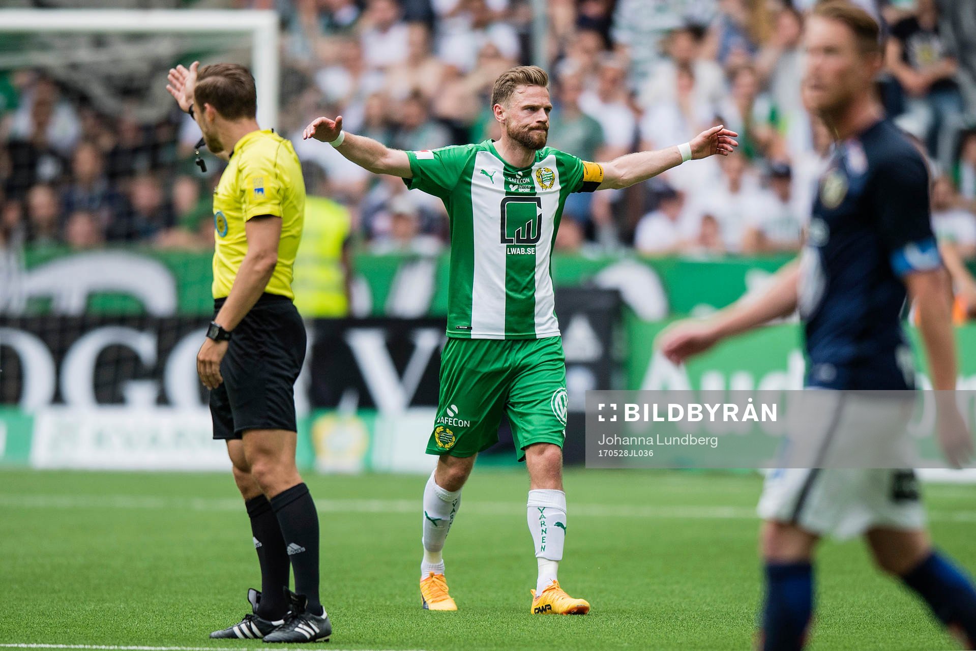Hammarbys Arnór Smárason reagerar mot domare Kristoffer