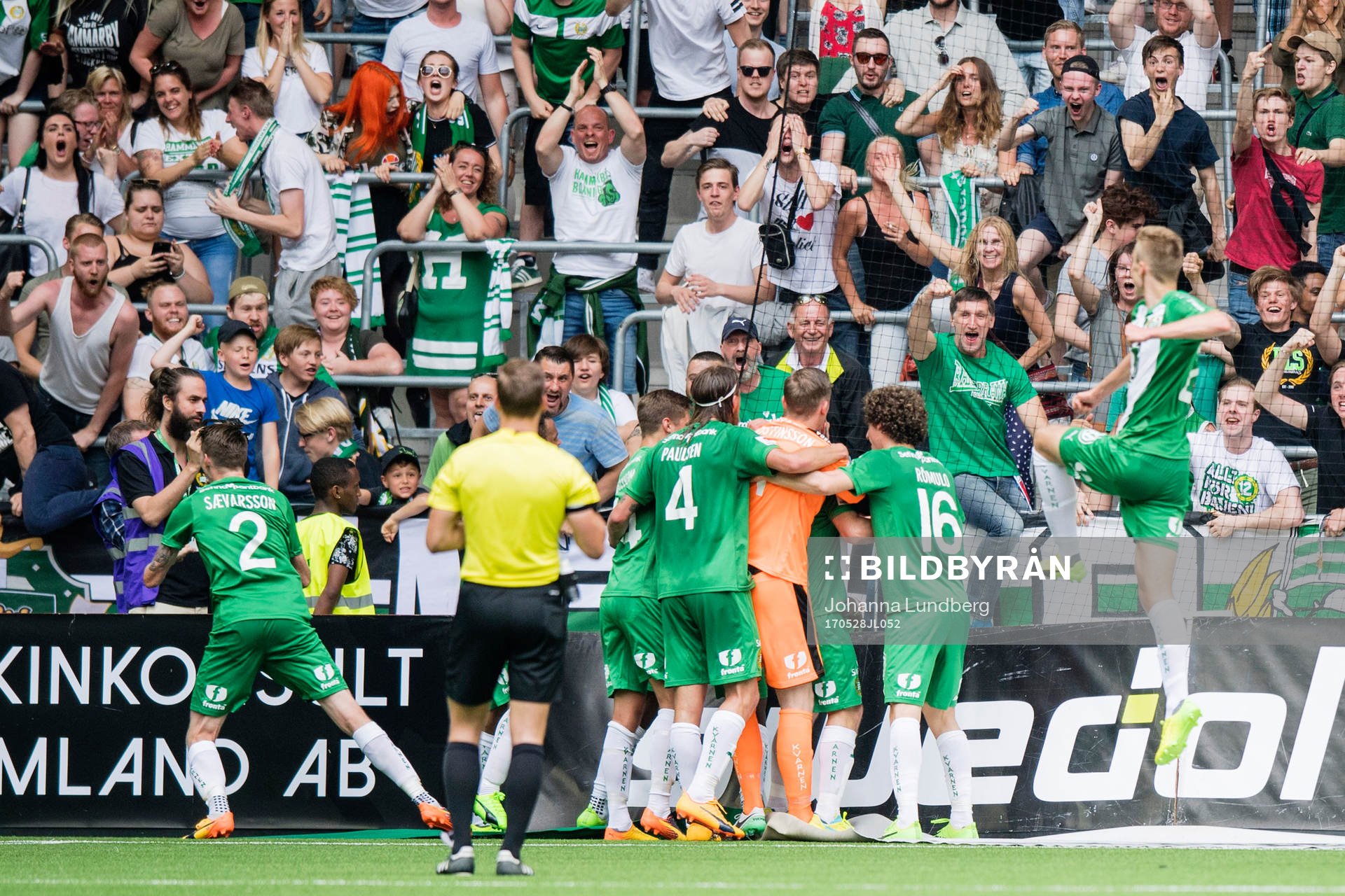 Hammarbys spelare jublar med publiken
