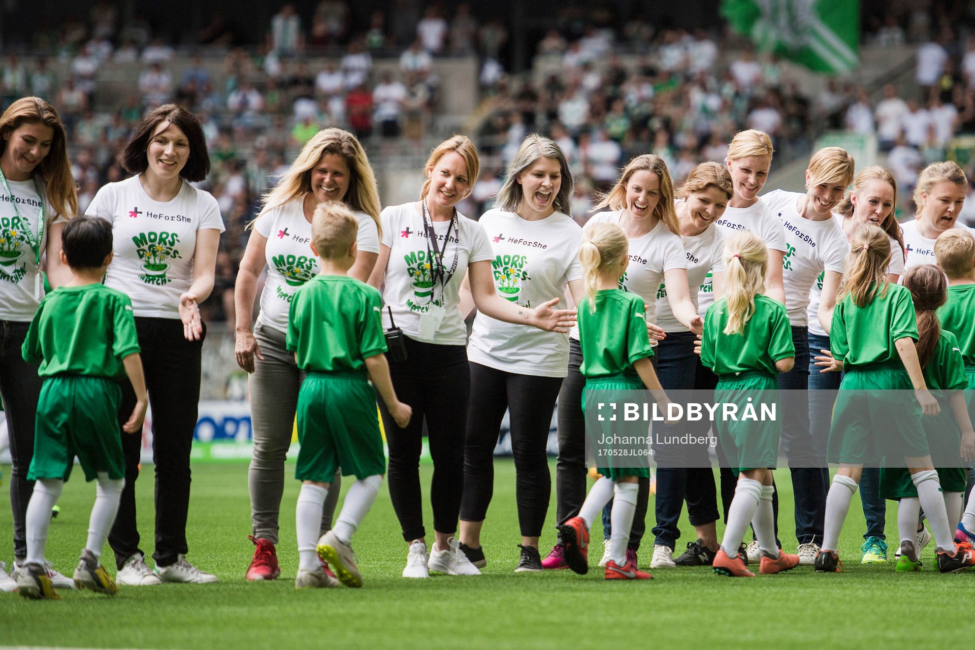 Hammarbys spelare går in med mammor istället för knattar