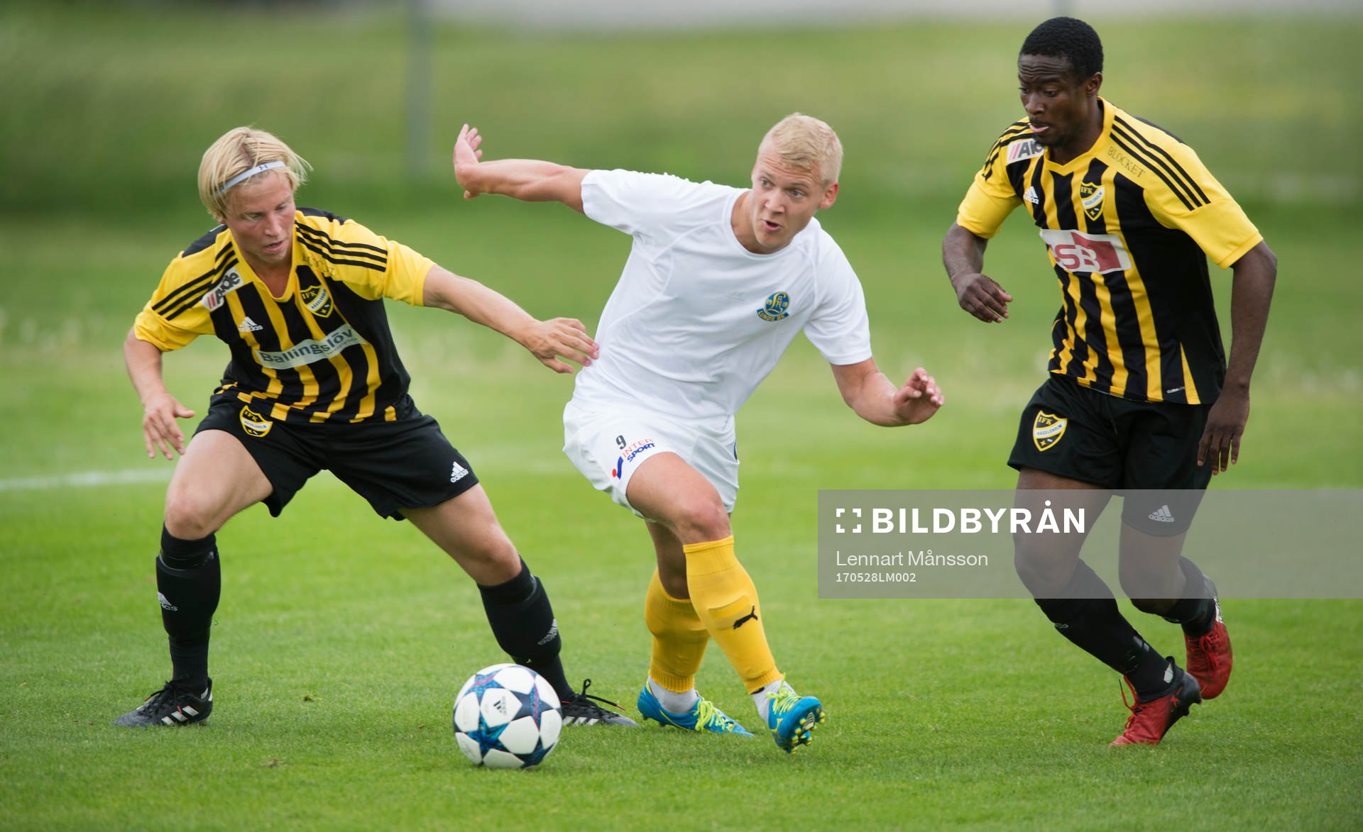 IFK Hässleholms Gustaf Lindroth och Kojo Annor i matchen i