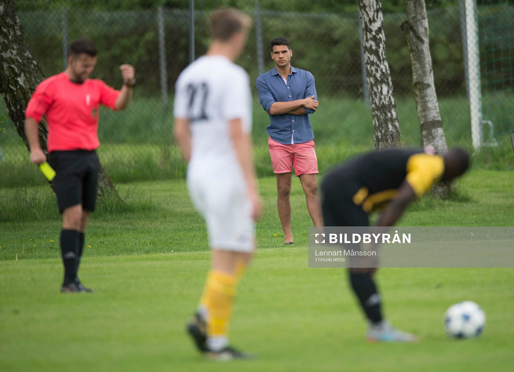 IFK Hässleholms nyförvärv Tommy Filipovic kollar matchen
