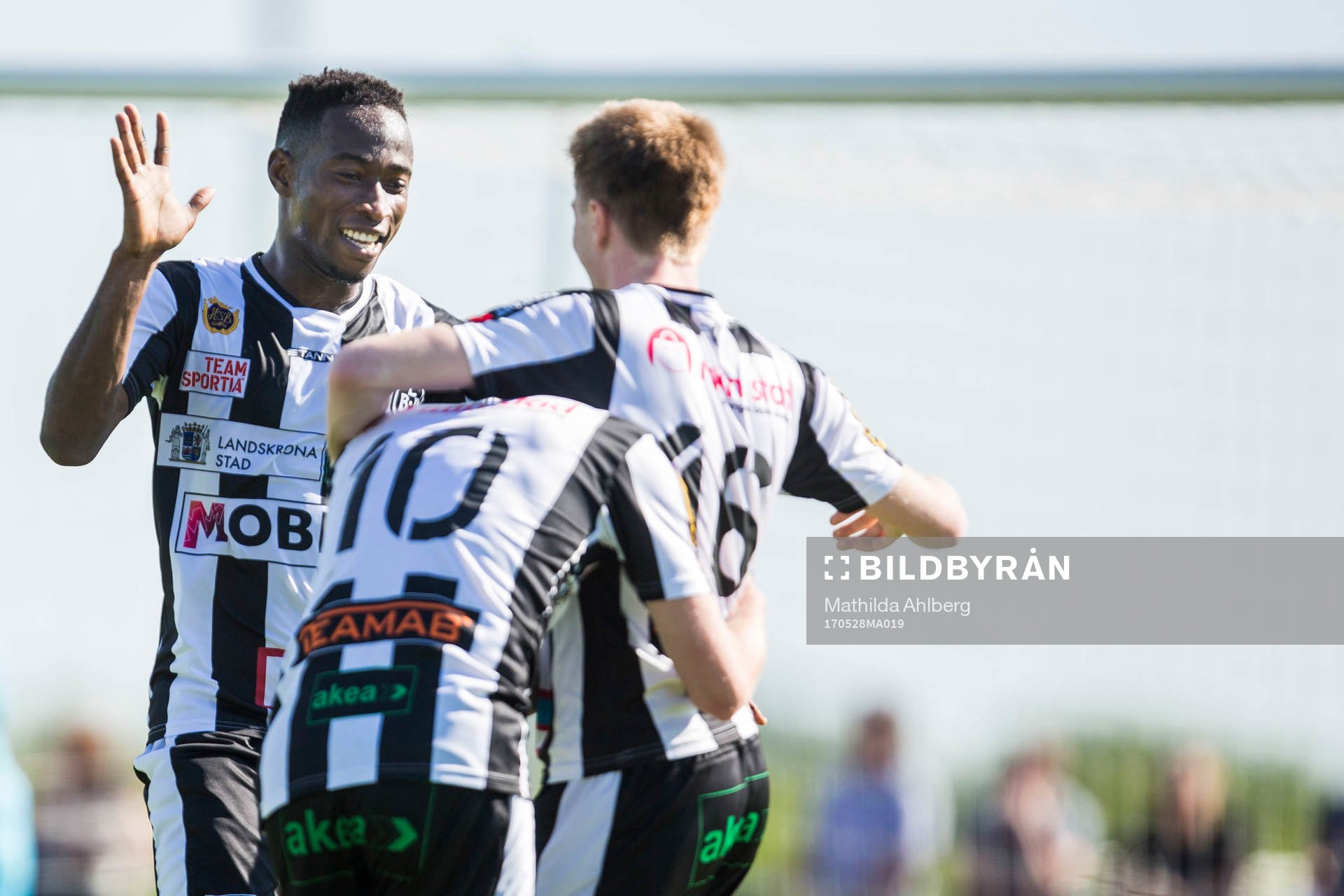 Landskronas Dennis Olofsson jublar med lagkamrater