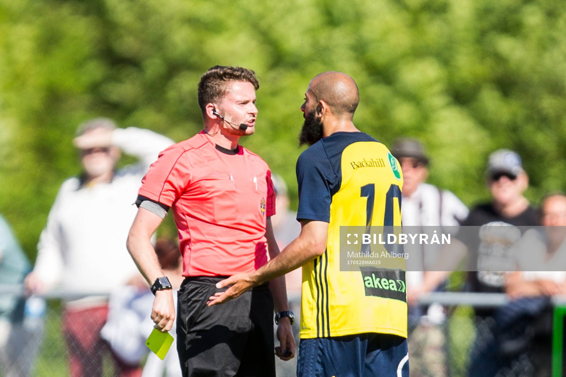 Domare Joakim Östling i diskussion med Ängelholms Akram