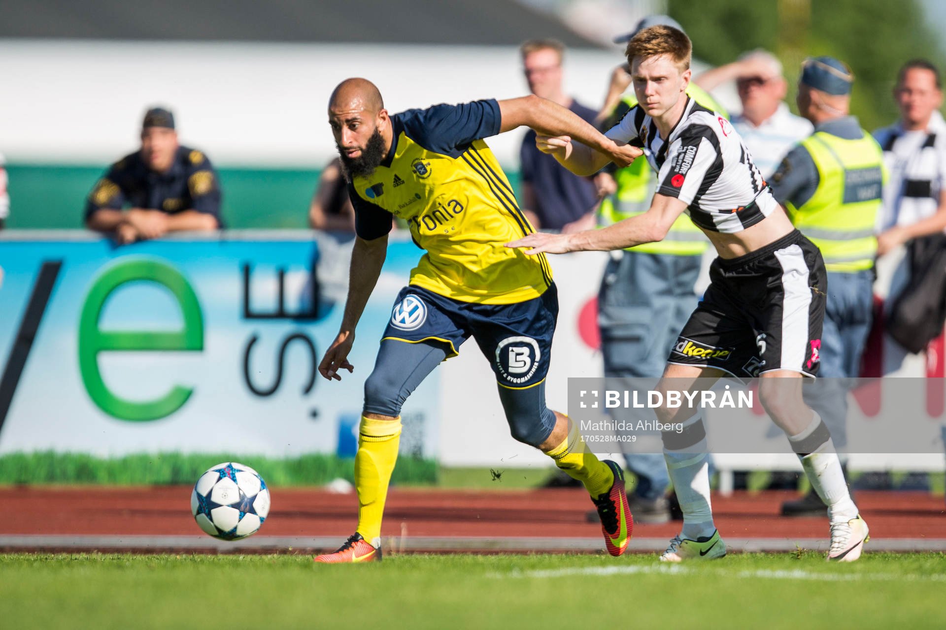 Ängelholms Akram Mansour och Landskronas Dennis Olofsson