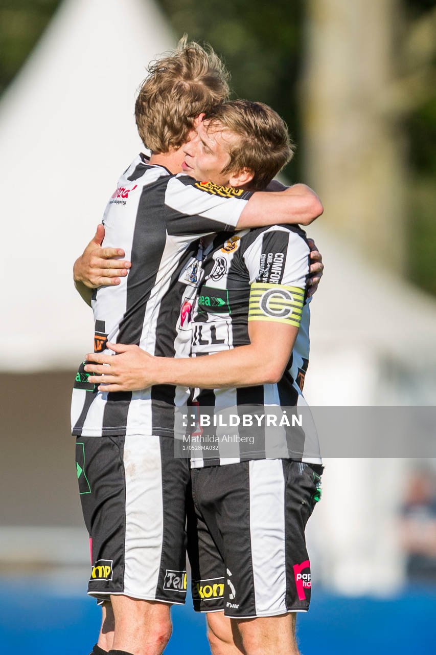 Landskronas Philip Andersson jublar efter segern i fotbollsmatchen i Division 1 Södra mellan Ängelholm och Landskrona den 28 maj 2017 i Ängelholm.