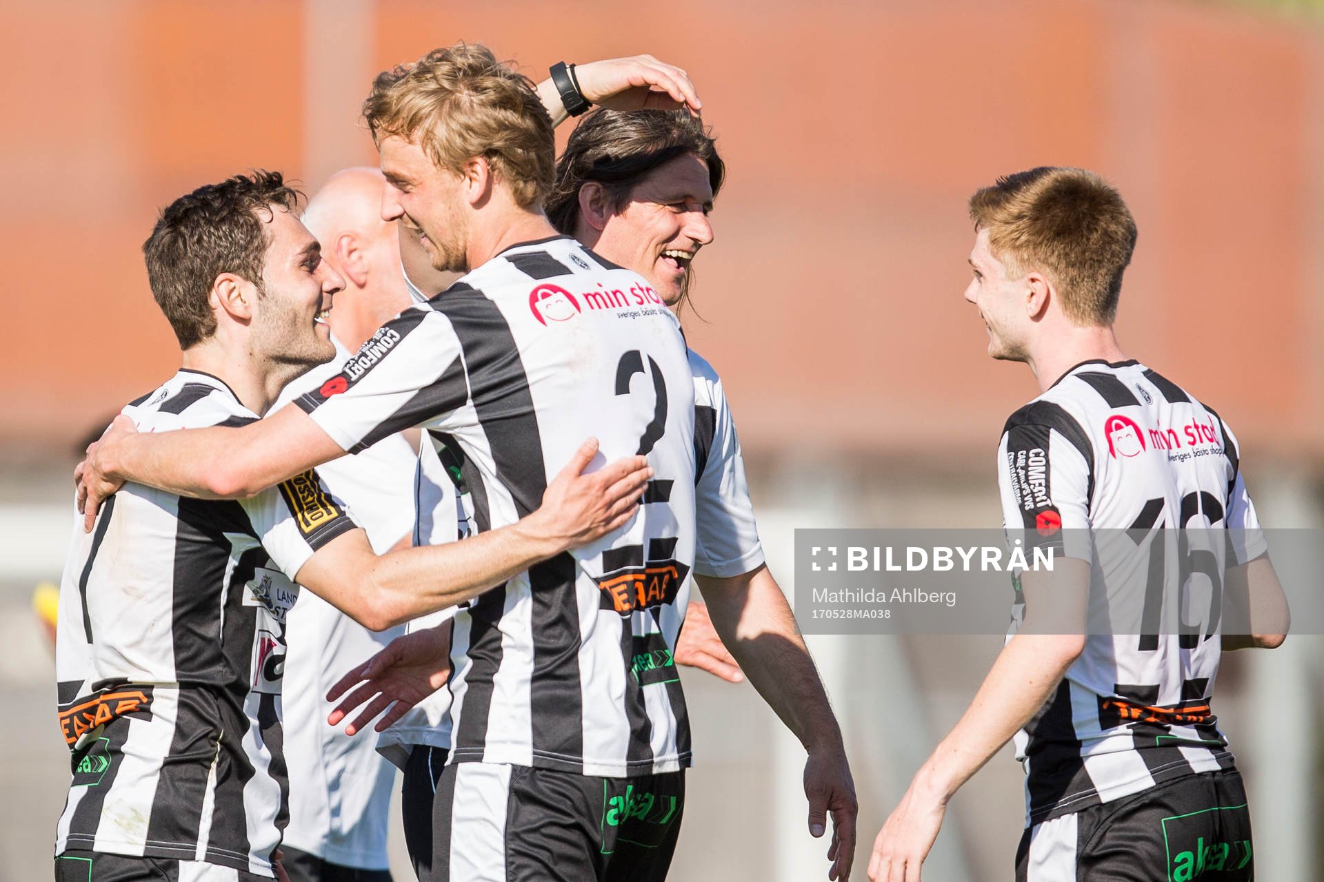 Landskronas tränare Agim Sopi jublar med spelare