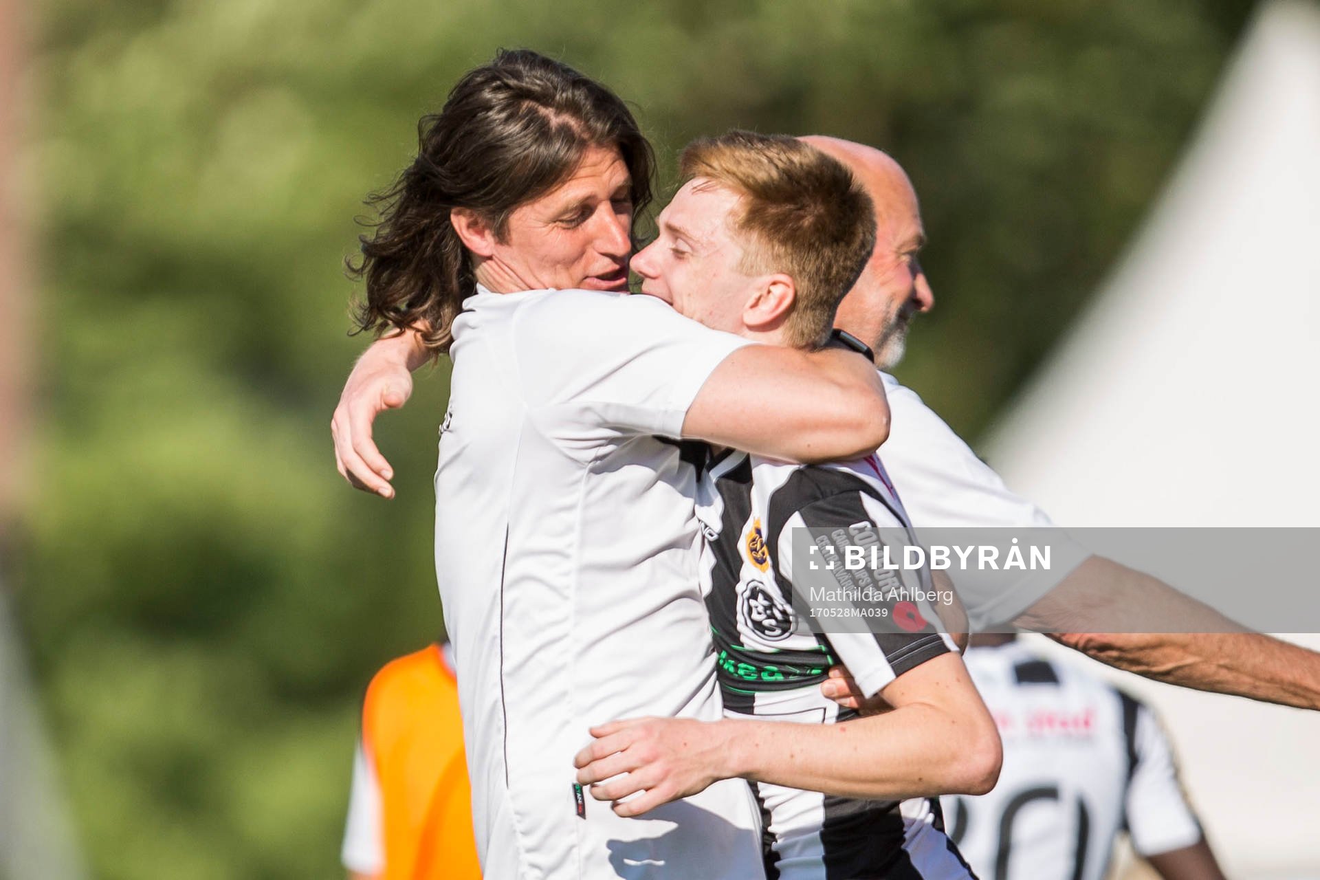 Landskronas tränare Agim Sopi jublar med Dennis Olofsson efter segern i fotbollsmatchen i Division 1 Södra mellan Ängelholm och Landskrona den 28 maj 2017 i Ängelholm.