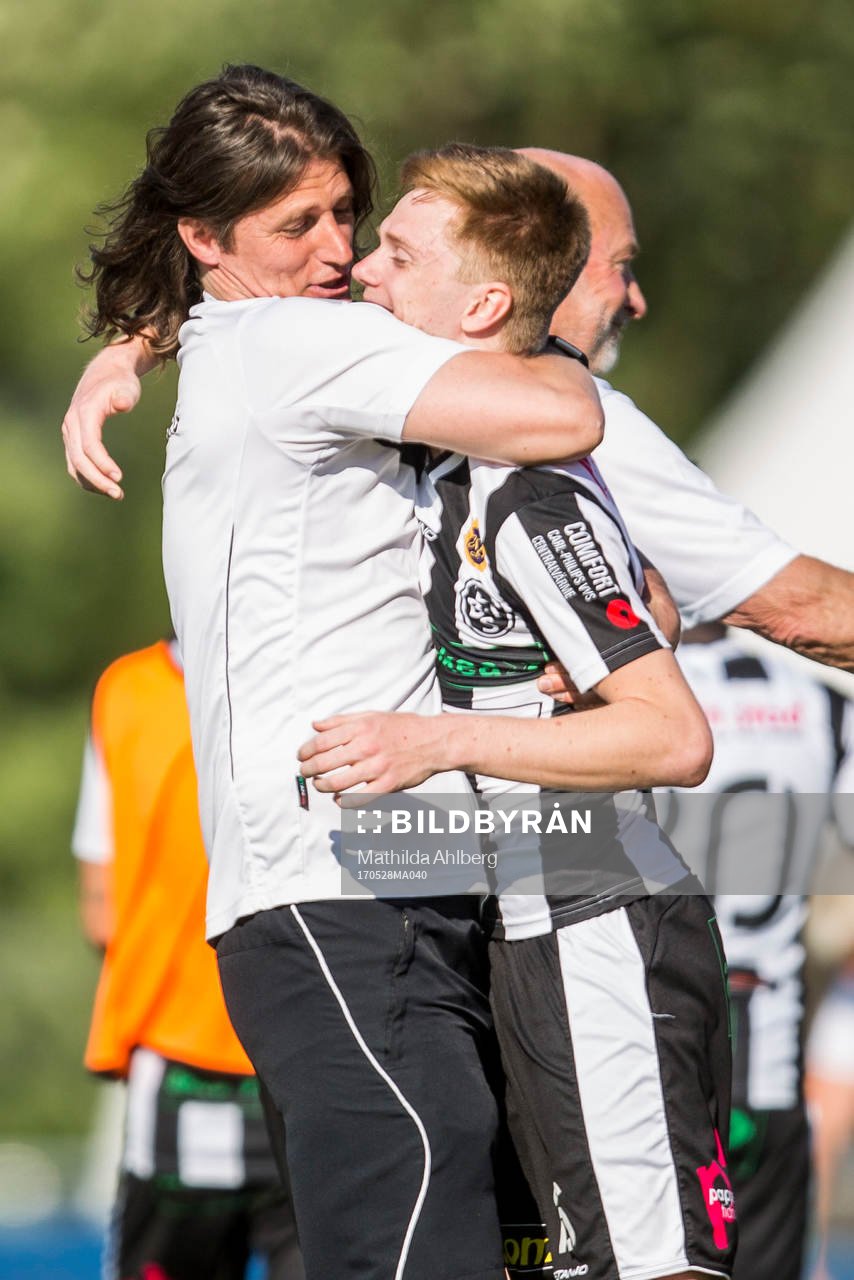 Landskronas tränare Agim Sopi jublar med Dennis Olofsson efter segern i fotbollsmatchen i Division 1 Södra mellan Ängelholm och Landskrona den 28 maj 2017 i Ängelholm.