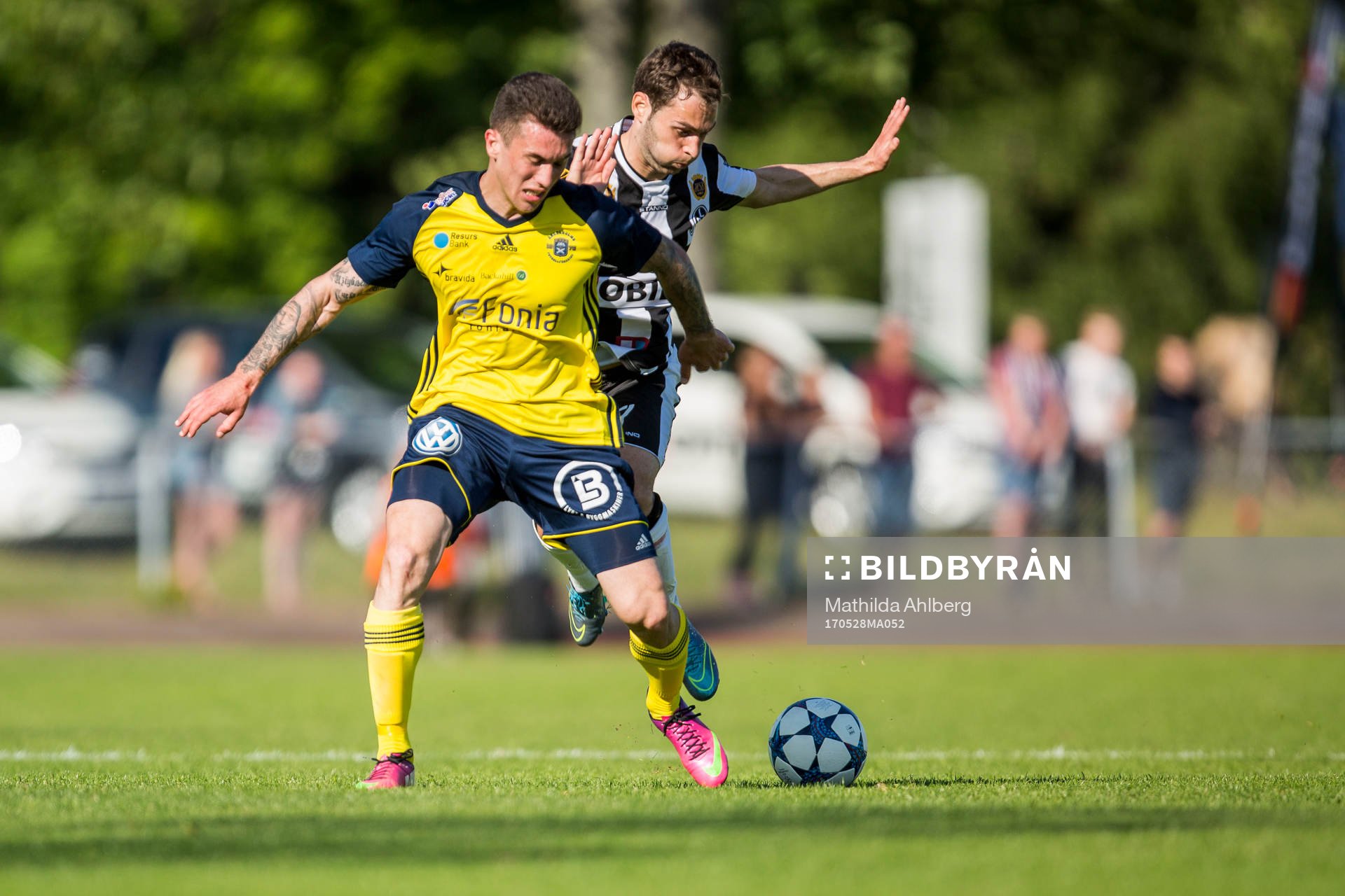 Ängelholms Nemanja Gojacanin i duell med Landskronas Alexander Tkacz under fotbollsmatchen i Division 1 Södra mellan Ängelholm och Landskrona den  28 maj 2017 i Ängelholm.