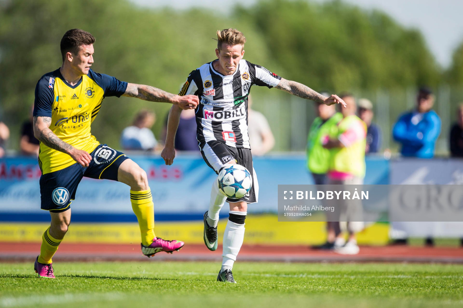 Ängelholms Nemanja Gojacanin och Landskronas Rasmus Alm under fotbollsmatchen i Division 1 Södra mellan Ängelholm och Landskrona den 28 maj 2017 i Ängelholm.