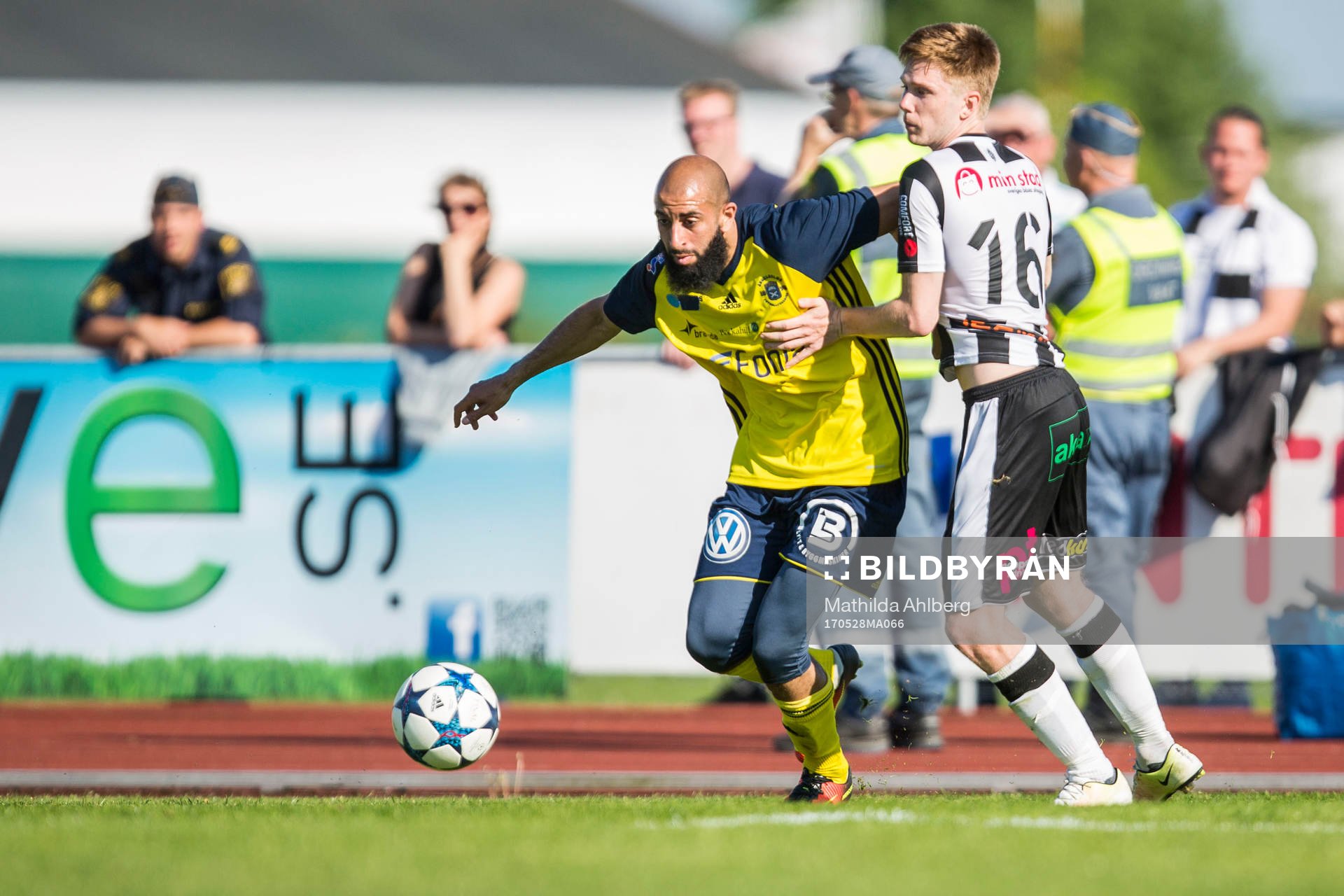 Ängelholms Akram Mansour och Landskronas Dennis Olofsson
