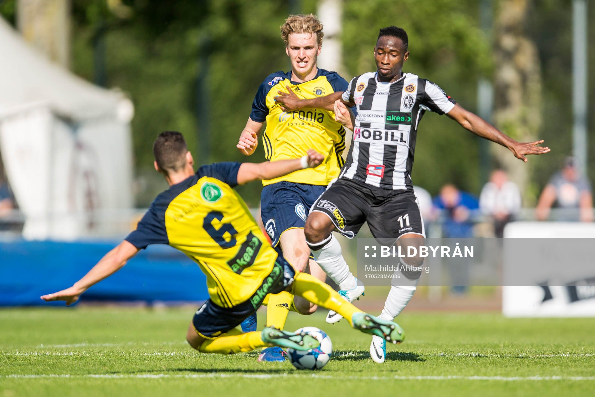 Ängelholms Daniel Alexander Bennassar Nilsson (ryggen mot
