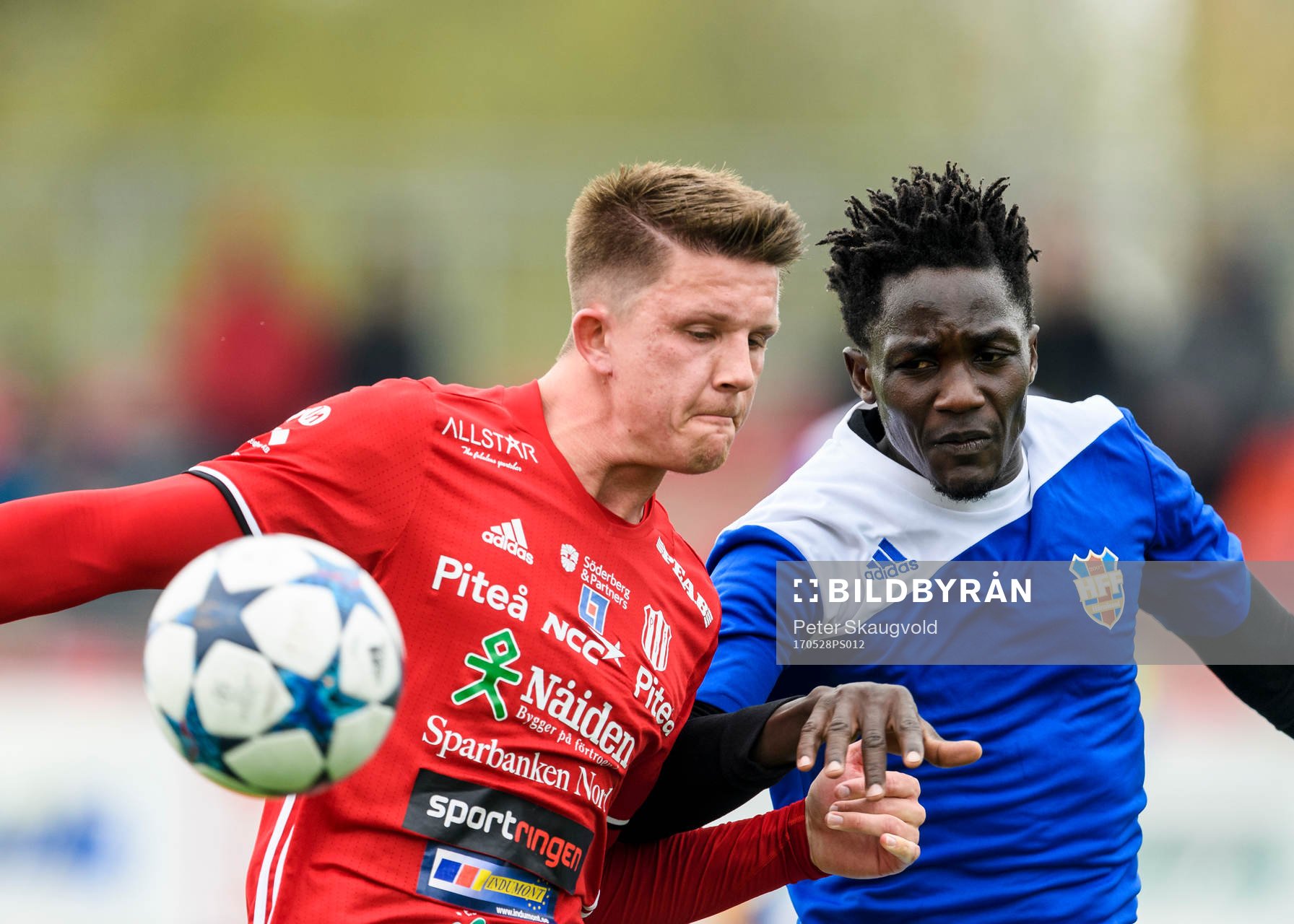 Piteås Joel Edström i kamp med Härnösands Michael Kargbo under fotbollsmatchen i Division 2 Norrland mellan Piteå och Härnösand den 28 Maj 2017 i Piteå.