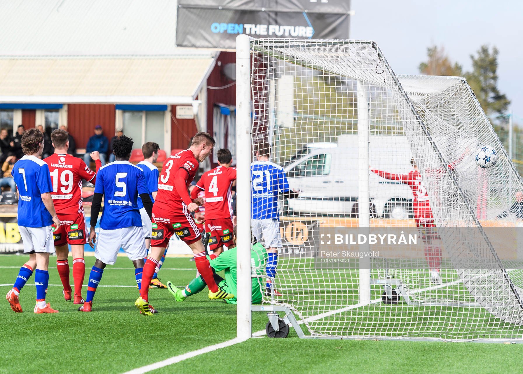 Piteåspelarna jublar efter 2-1 målet under fotbollsmatchen i Division 2 Norrland mellan Piteå och Härnösand den 28 Maj 2017 i Piteå.