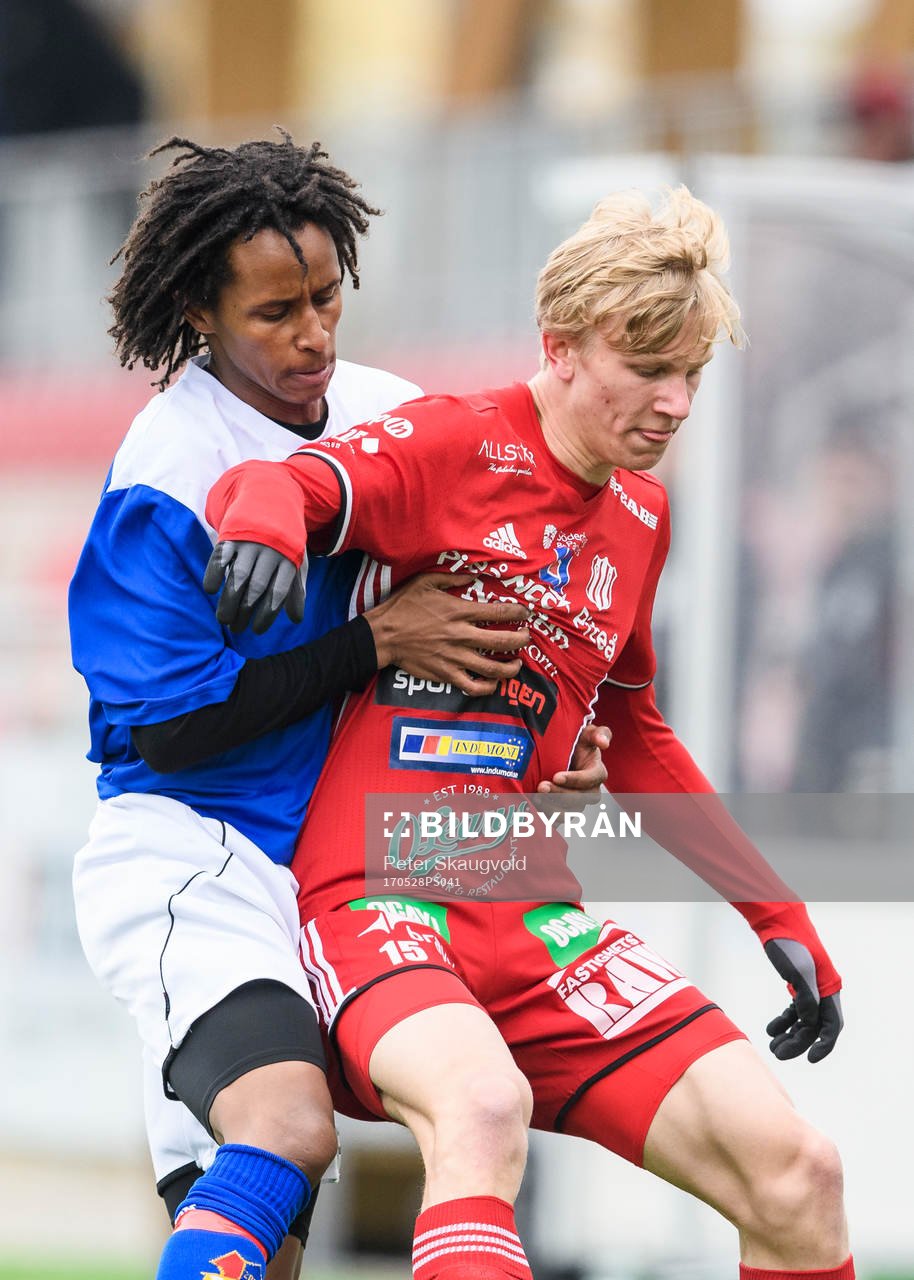 Härnösands Araya Zerai i kamp med Piteås Johannes Lidström under fotbollsmatchen i Division 2 Norrland mellan Piteå och Härnösand den 28 Maj 2017 i Piteå.