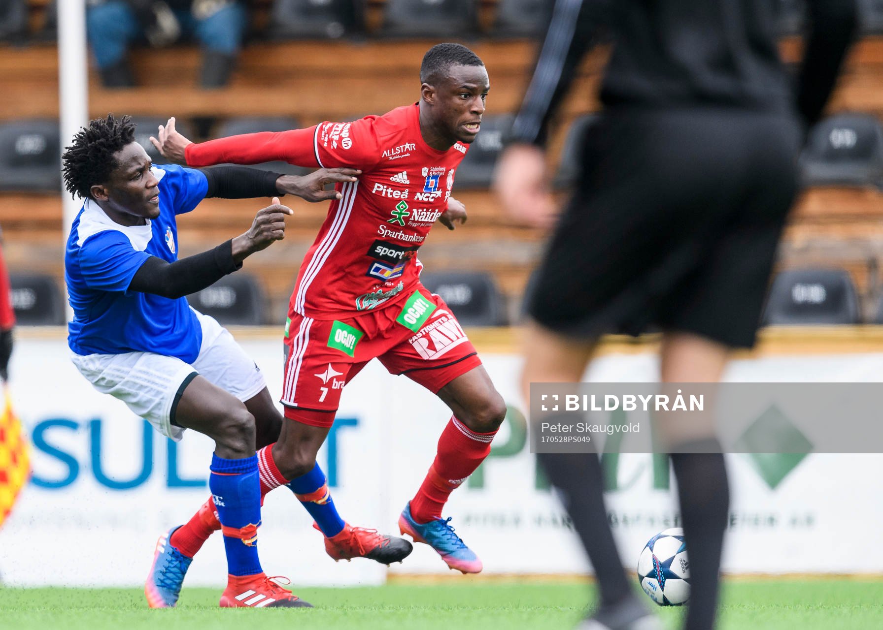 Piteås Moses Duckrell håller undan Härnösands Tinat