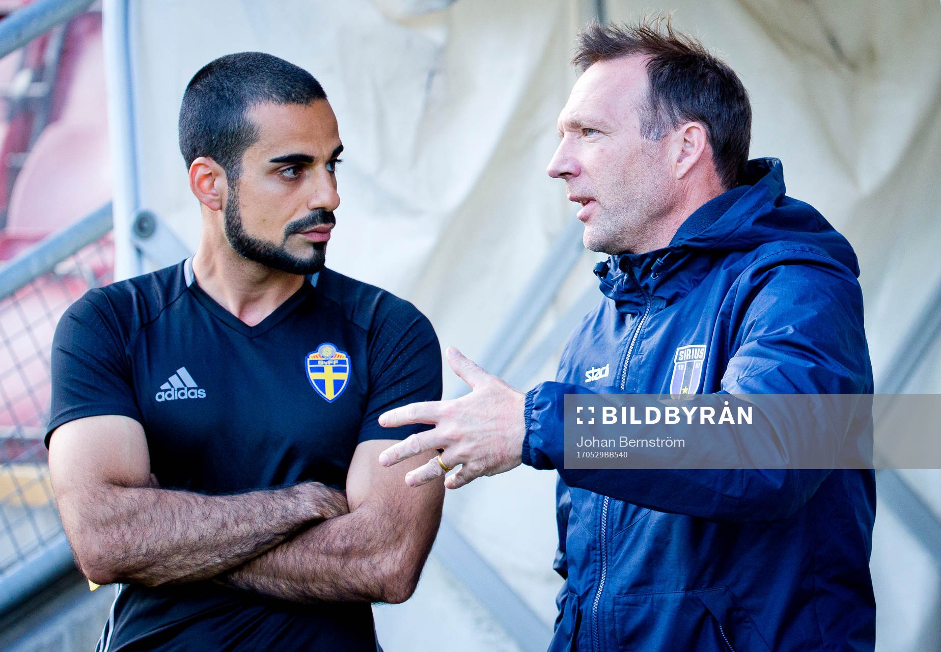 9 Domaren Mohammed Al-Hakim i samtal med Sirius tränare