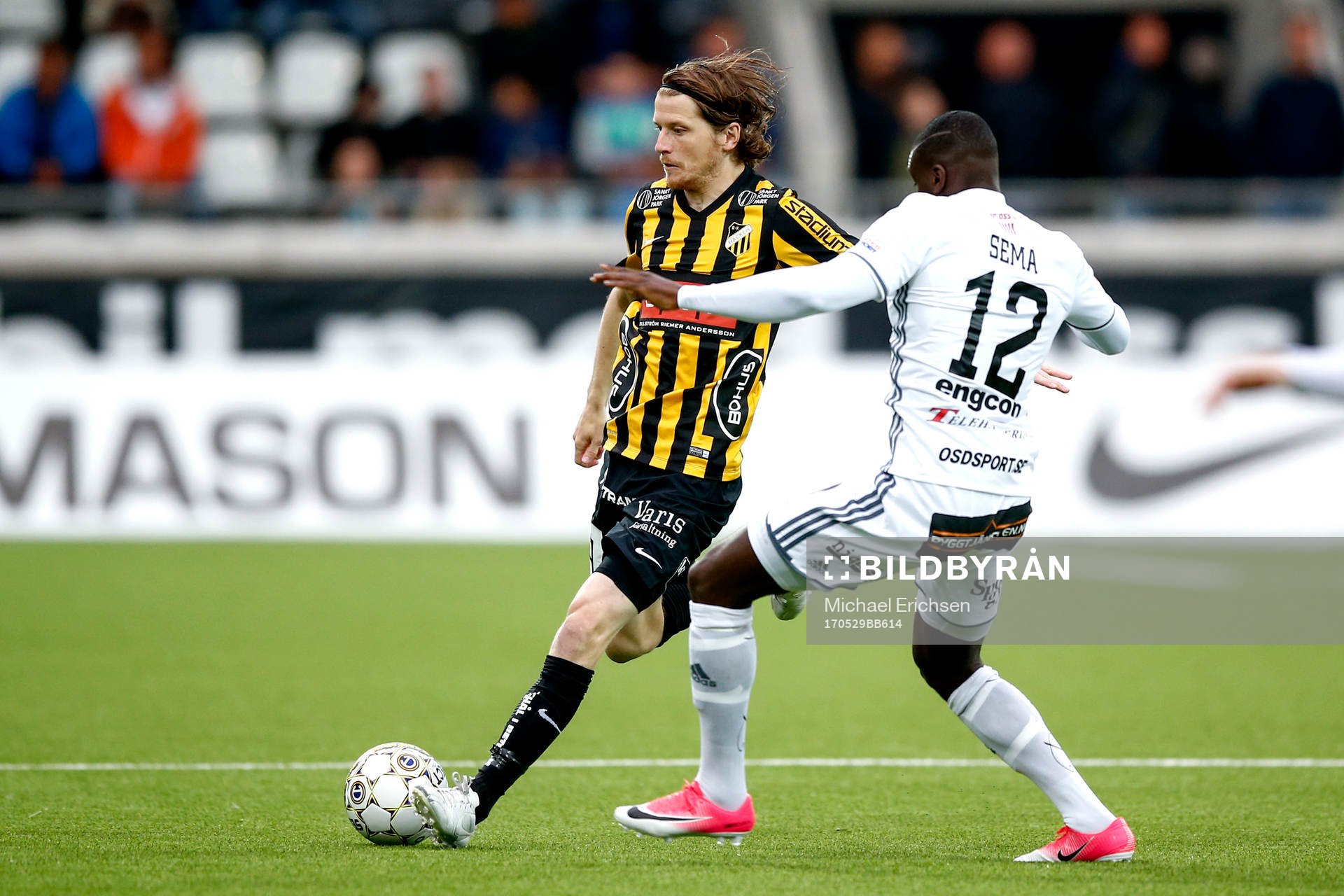 Häckens Erik Friberg och Östersunds Ken Sema