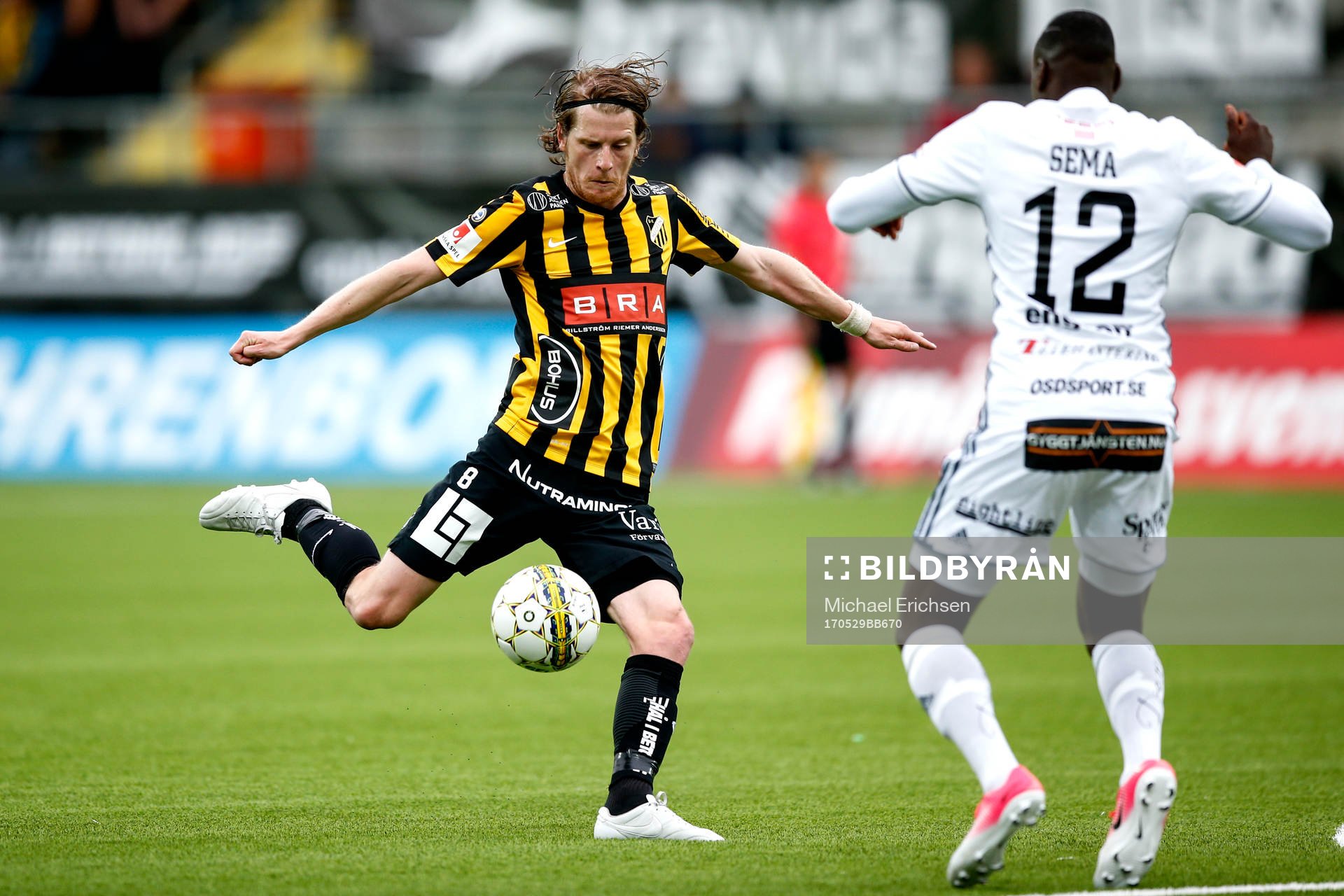 Häckens Erik Friberg och Östersunds Ken Sema
