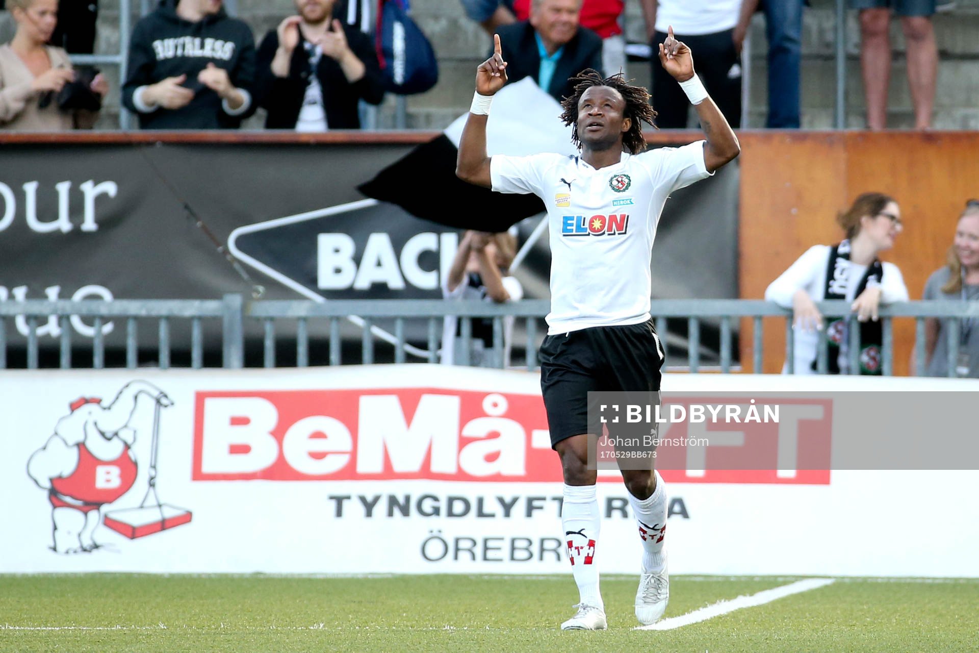 9 Örebros Kennedy Igboananike jublar