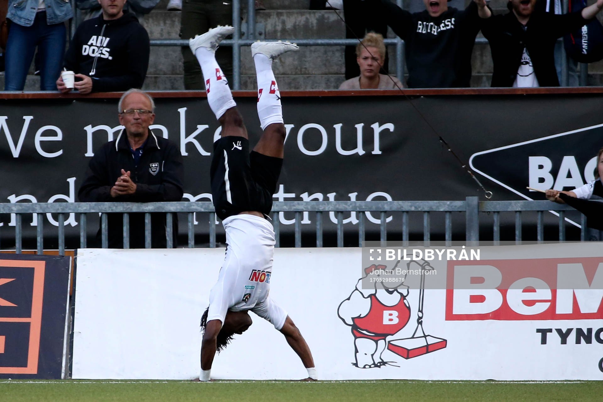 9 Örebros Kennedy Igboananike jublar
