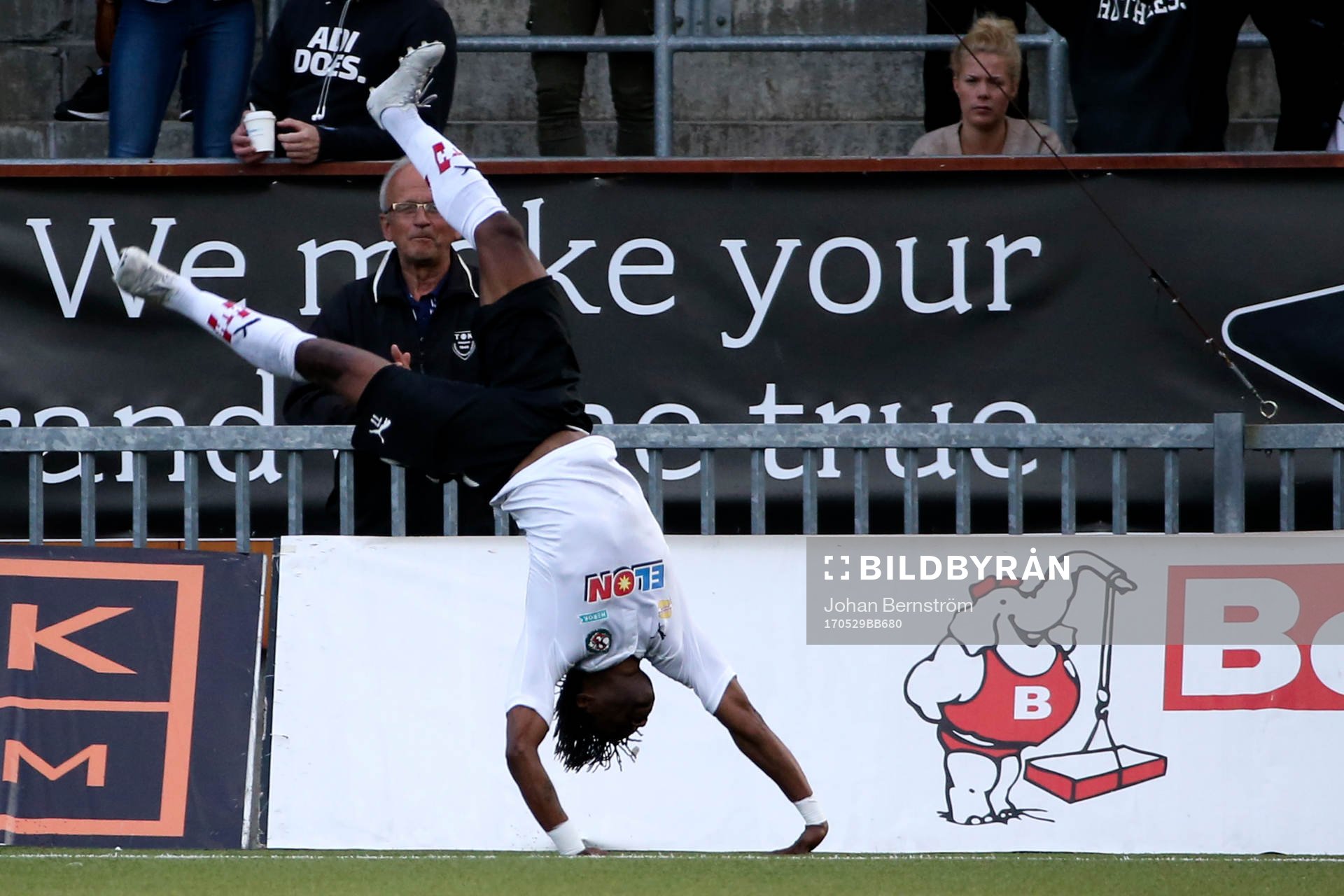 9 Örebros Kennedy Igboananike jublar