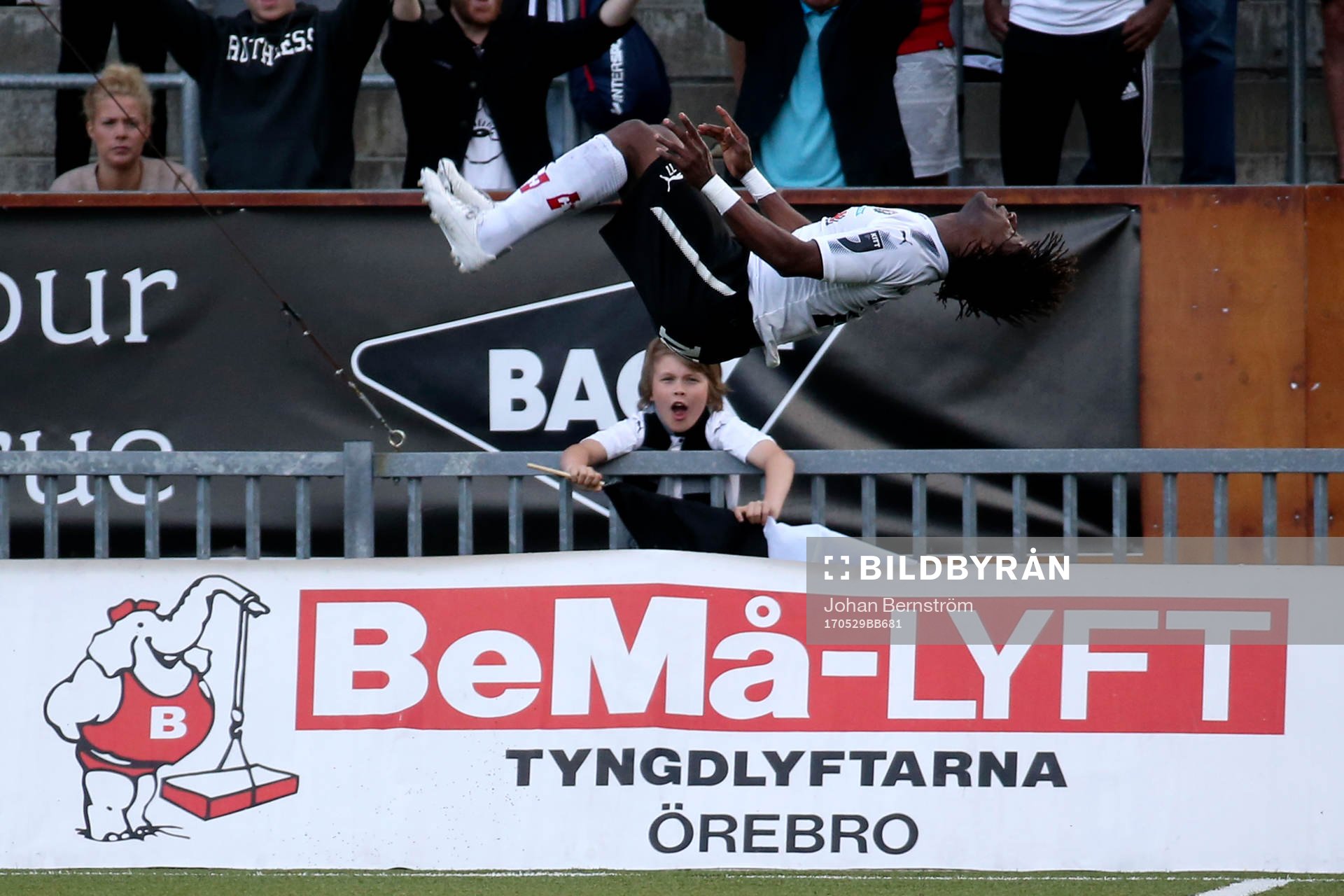 9 Örebros Kennedy Igboananike jublar