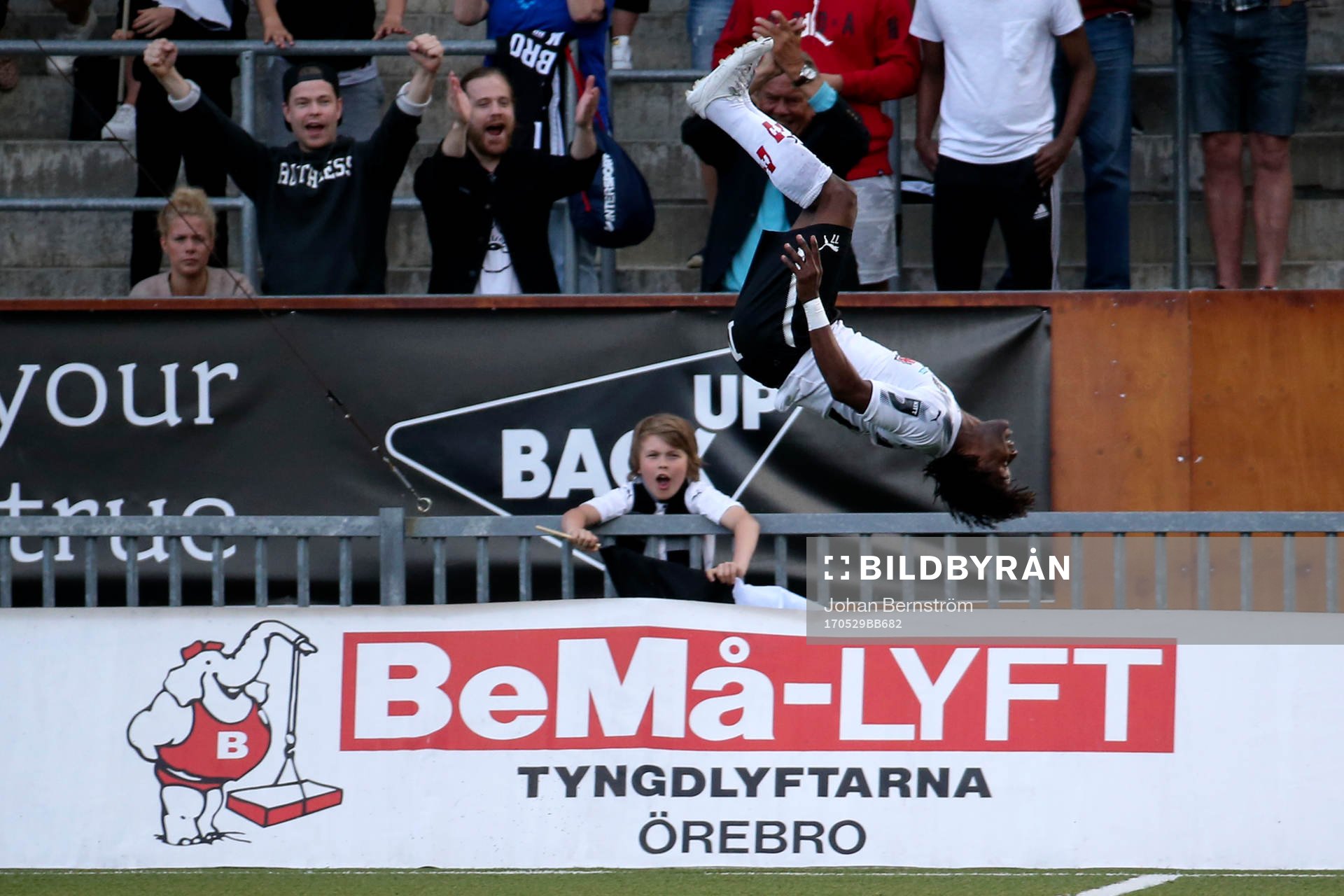 9 Örebros Kennedy Igboananike jublar