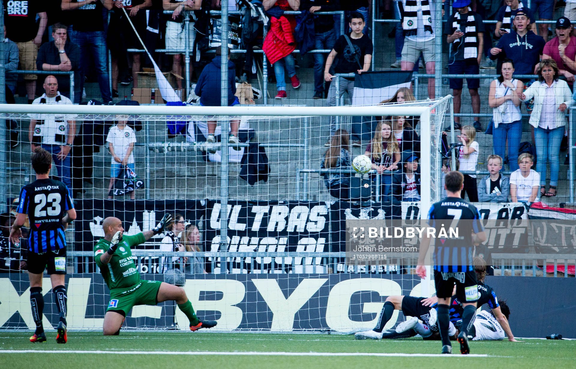 9 Örebros Kennedy Igboananike gör 1-0