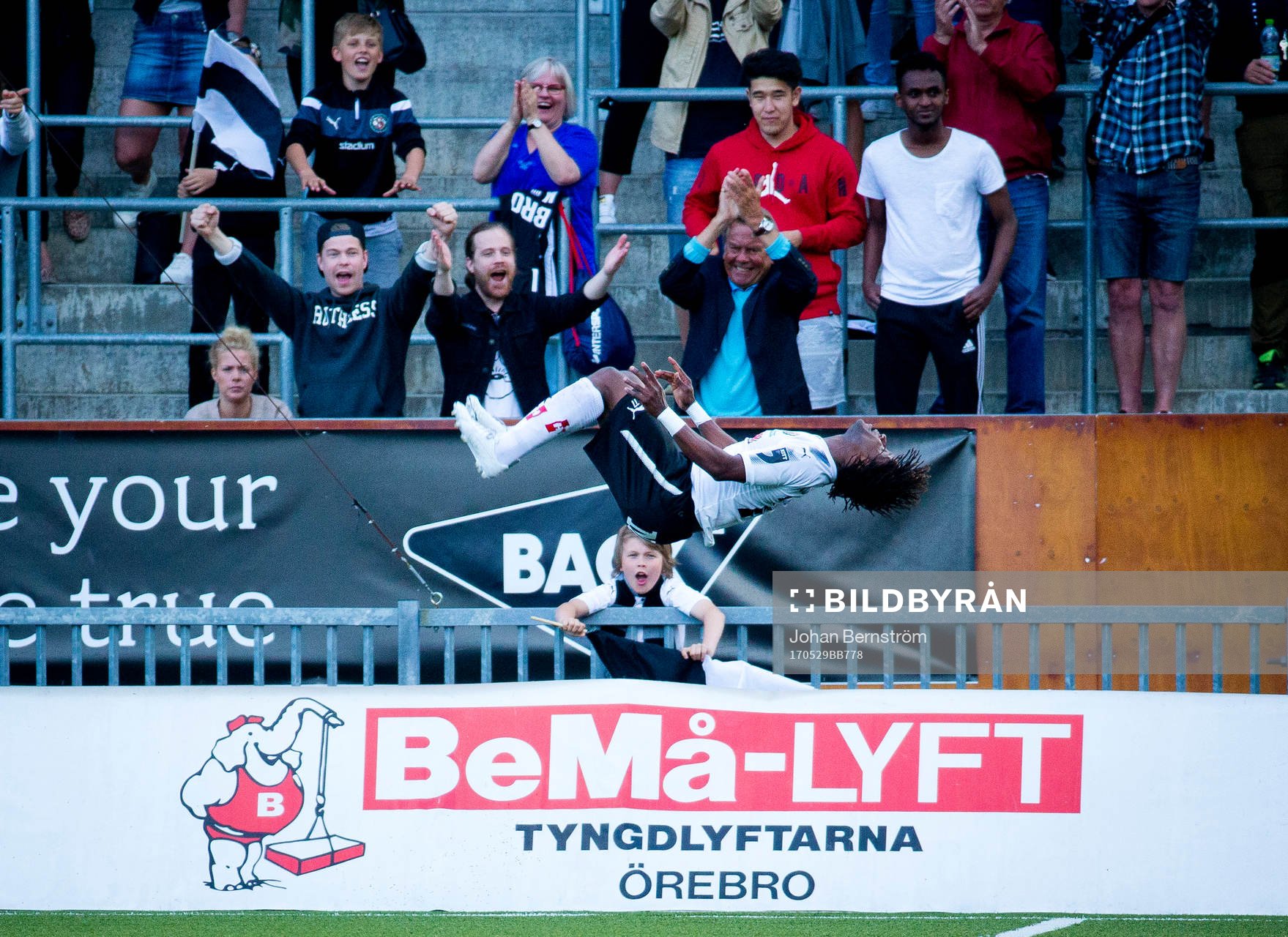 9 Örebros Kennedy Igboananike gör en volt