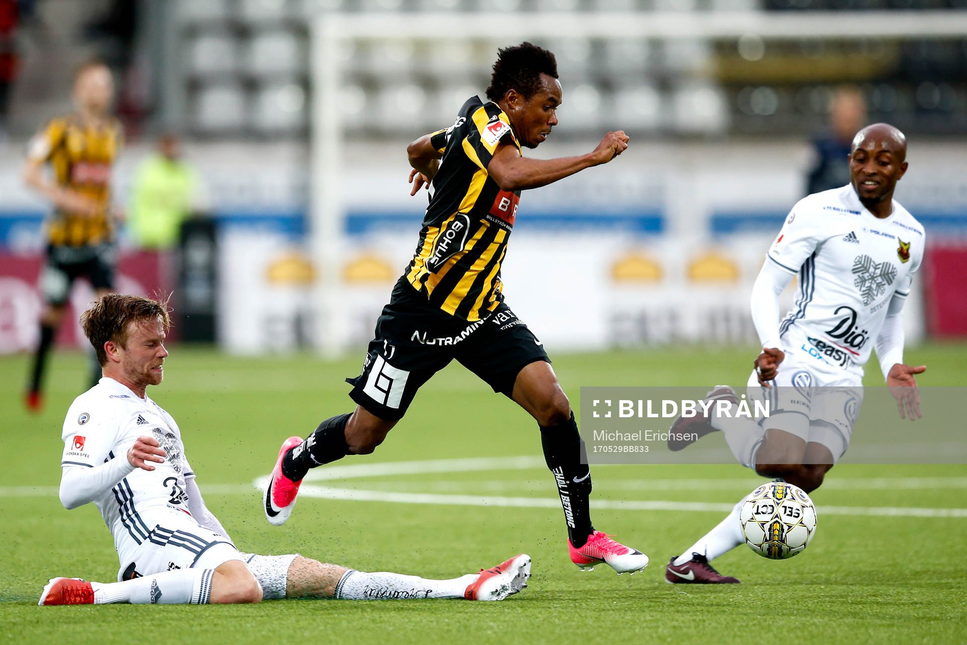 Häckens Nasiru Mohammed och Östersunds Dennis Widgren