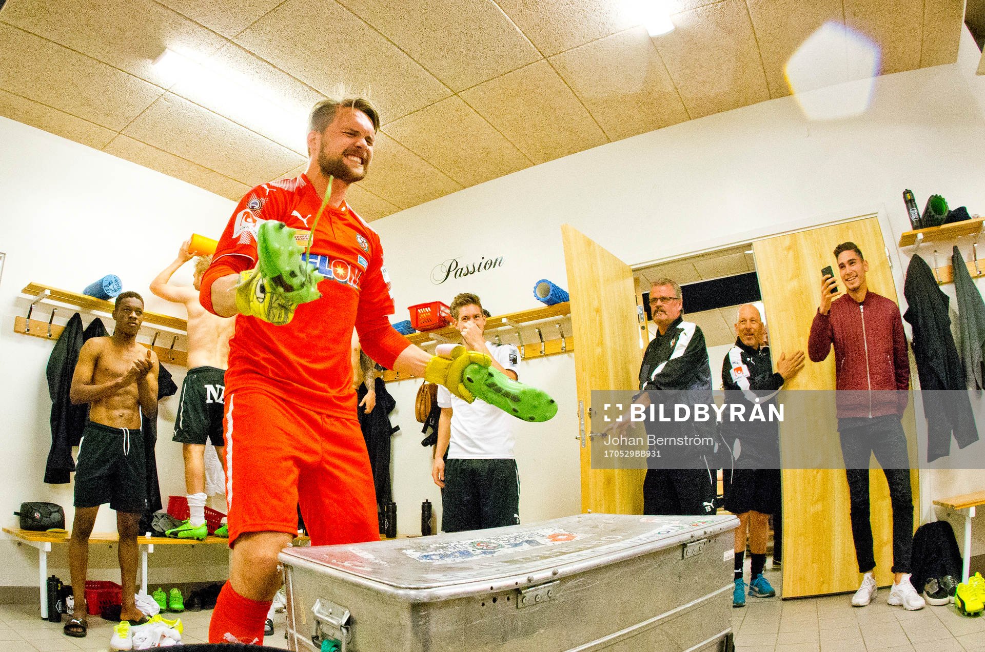 9 Örebros målvakt Oscar Jansson jublar i