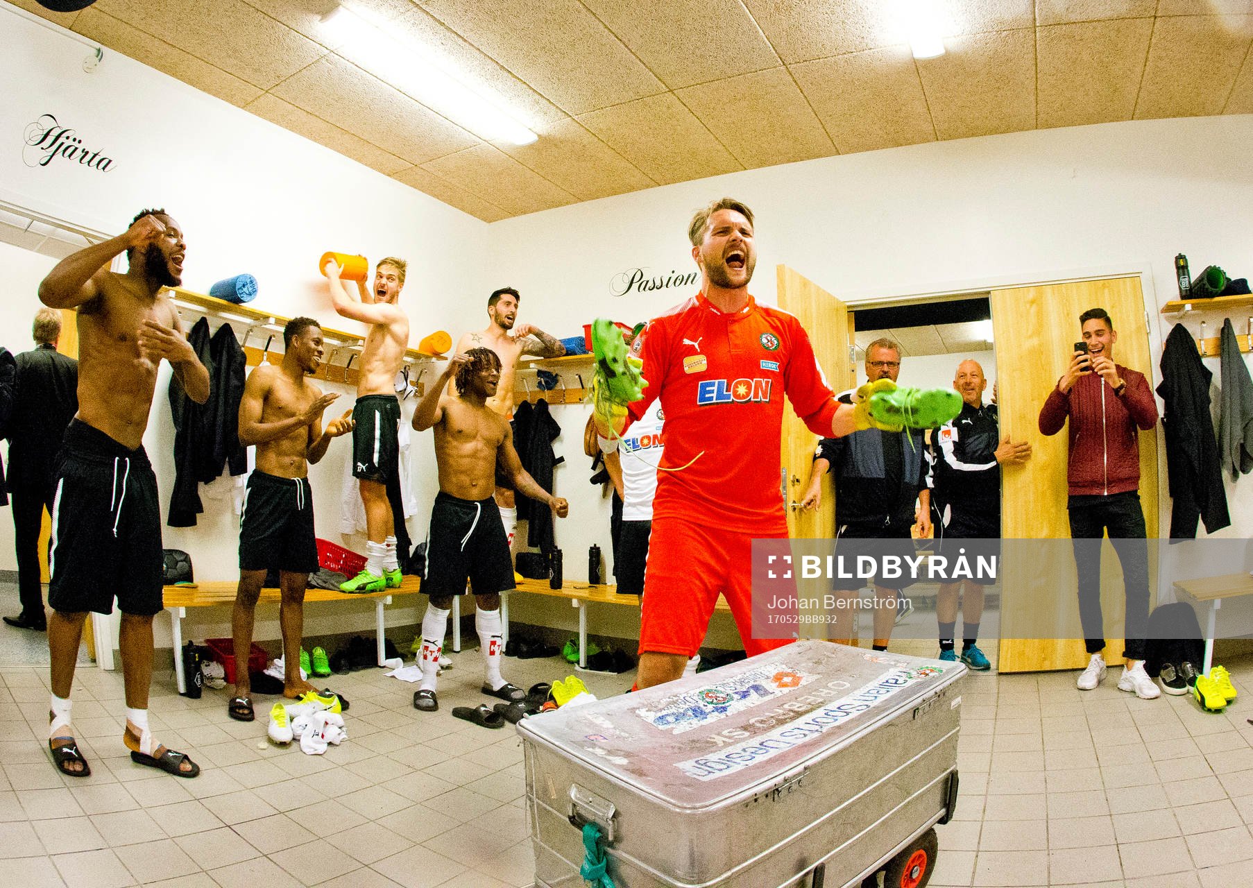 9 Örebros målvakt Oscar Jansson och Kennedy Igboananike
