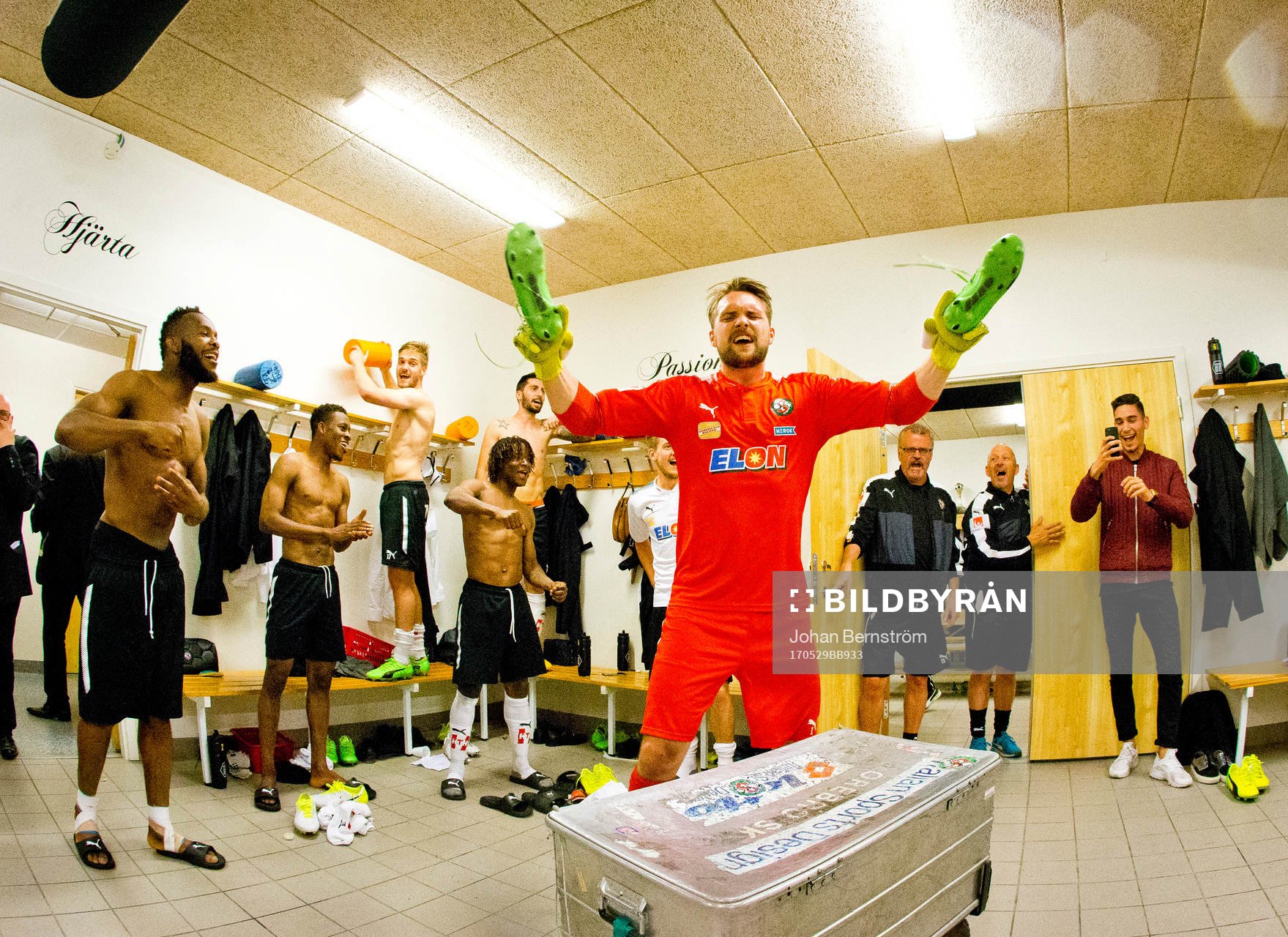 9 Örebros målvakt Oscar Jansson och Kennedy Igboananike