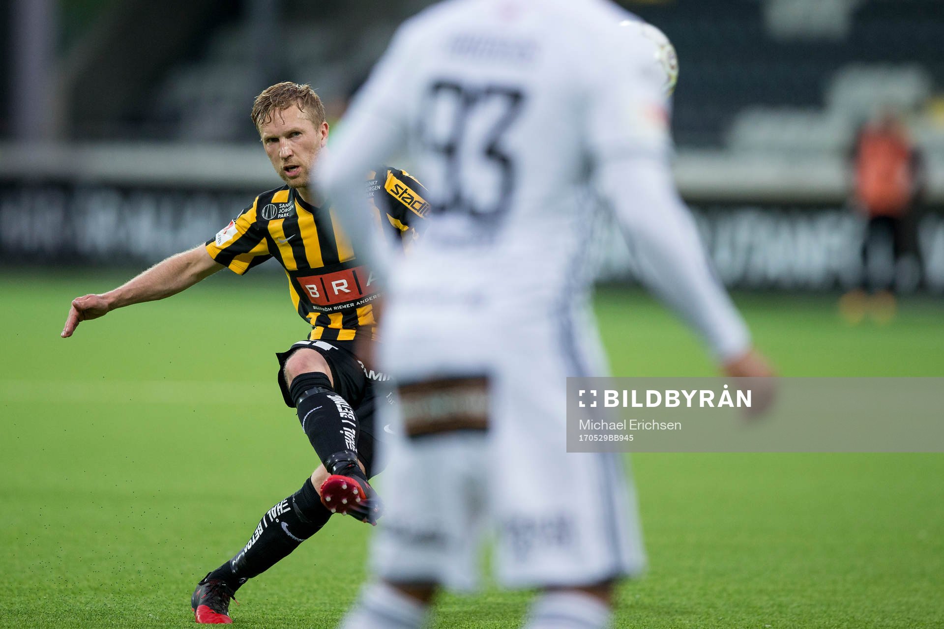 Häckens Rasmus Lindgren skjuter en frispark i ribban under fotbollsmatchen i Allsvenskan mellan Häcken och Östersund den 29 maj 2017 i Göteborg.