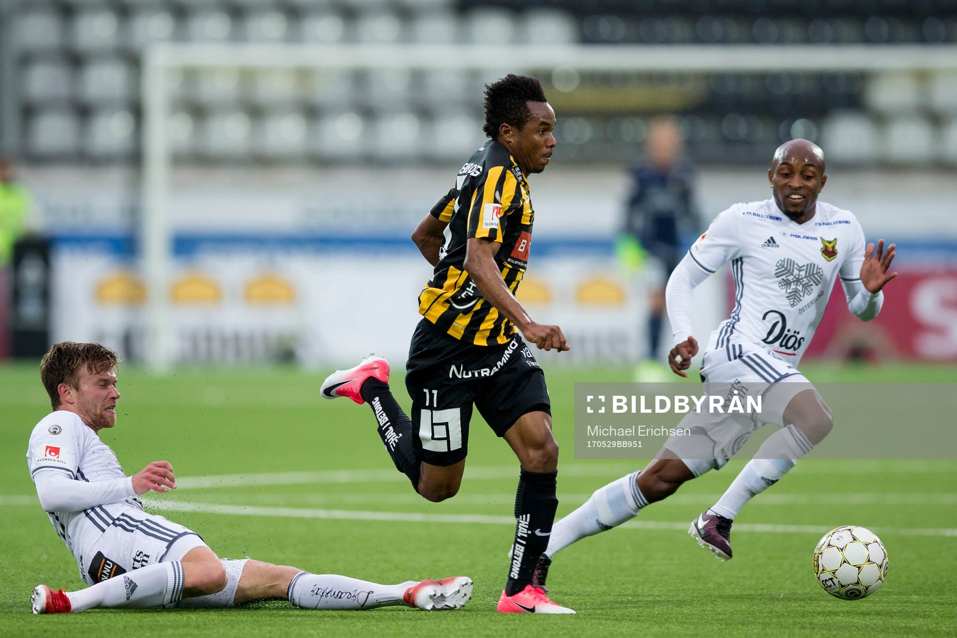 Häckens Nasiru Mohammed före Östersunds Dennis Widgren