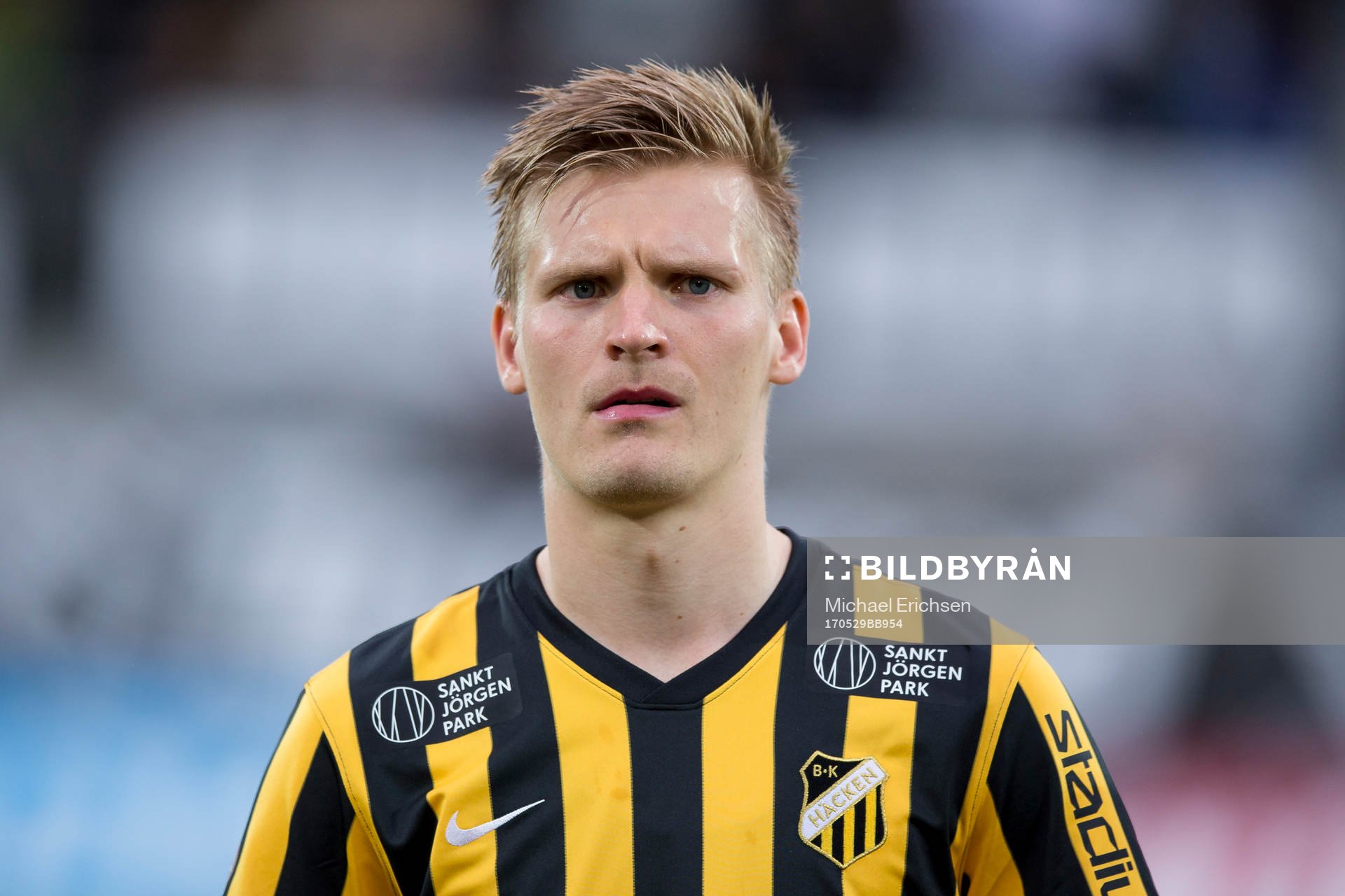 Häckens Juhani Ojala på line up innan fotbollsmatchen i