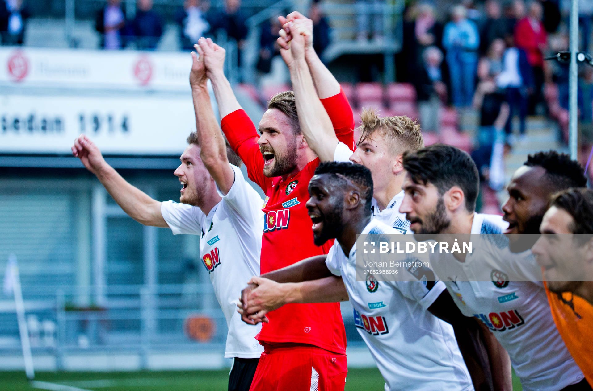 9 Örebros målvakt Oscar Jansson jublar