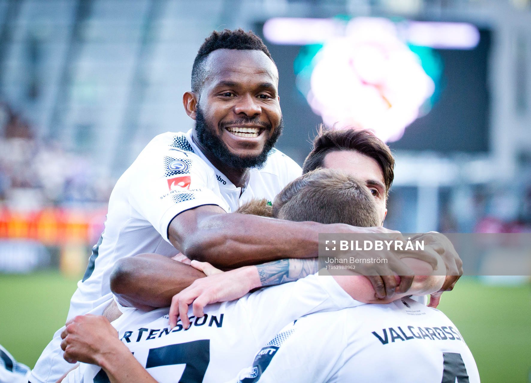 9 Örebros Michael Junior Omah jublar